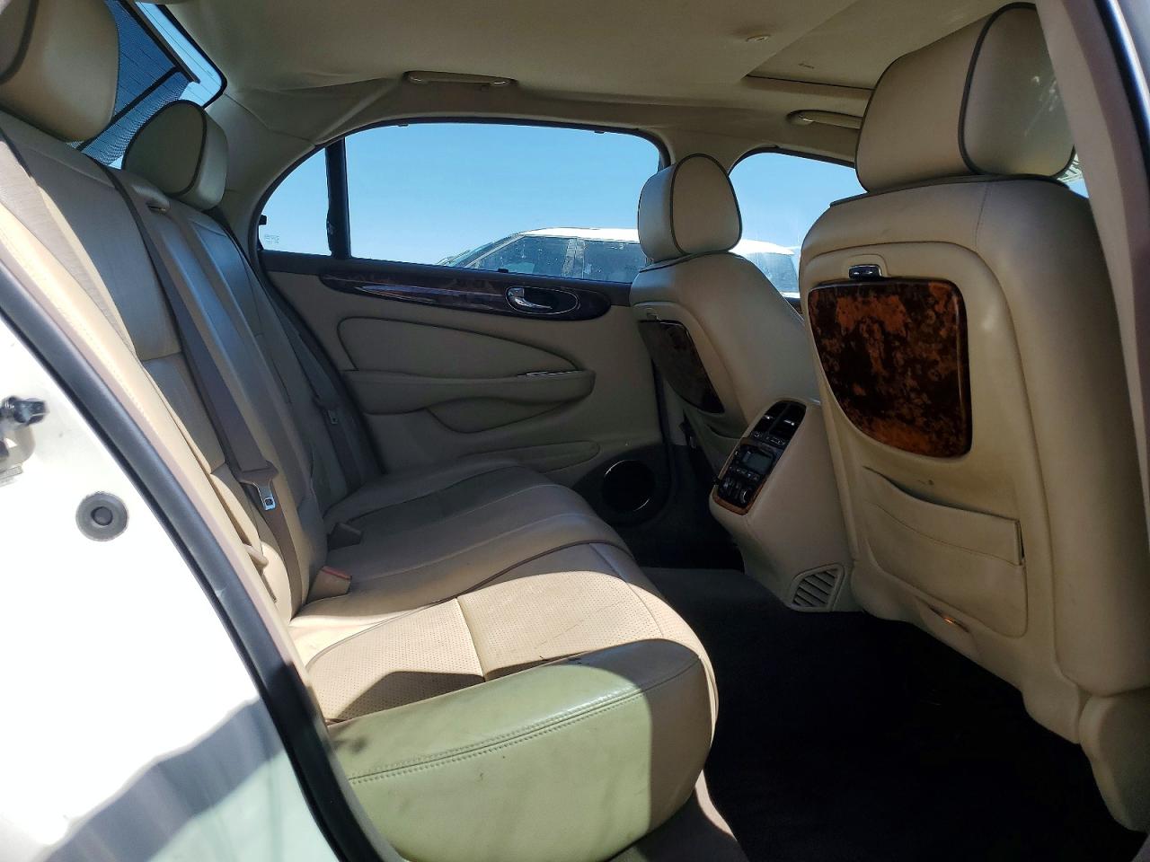 2008 Jaguar Xj Vanden Plas White vin: SAJWA82B98SH26786