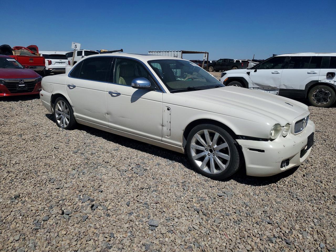 2008 Jaguar Xj Vanden Plas White vin: SAJWA82B98SH26786