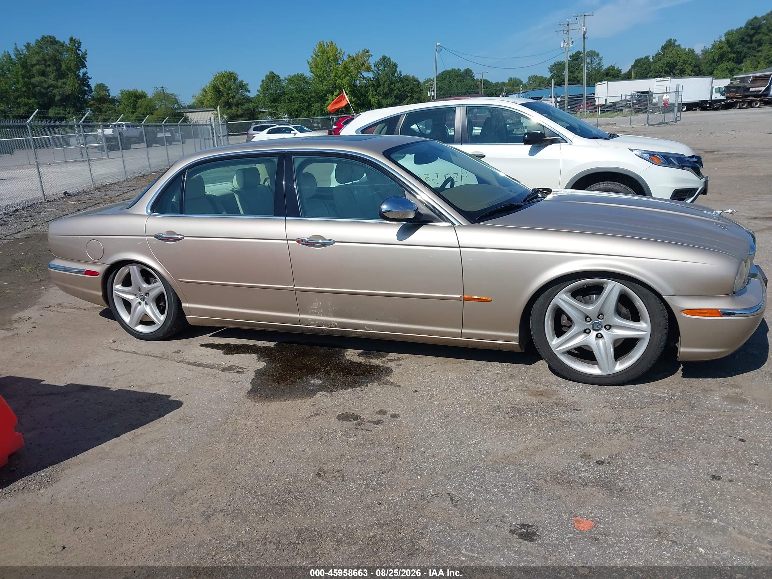 2005 Jaguar Xj Vanden Plas Gold vin: SAJWA82C15SG43292