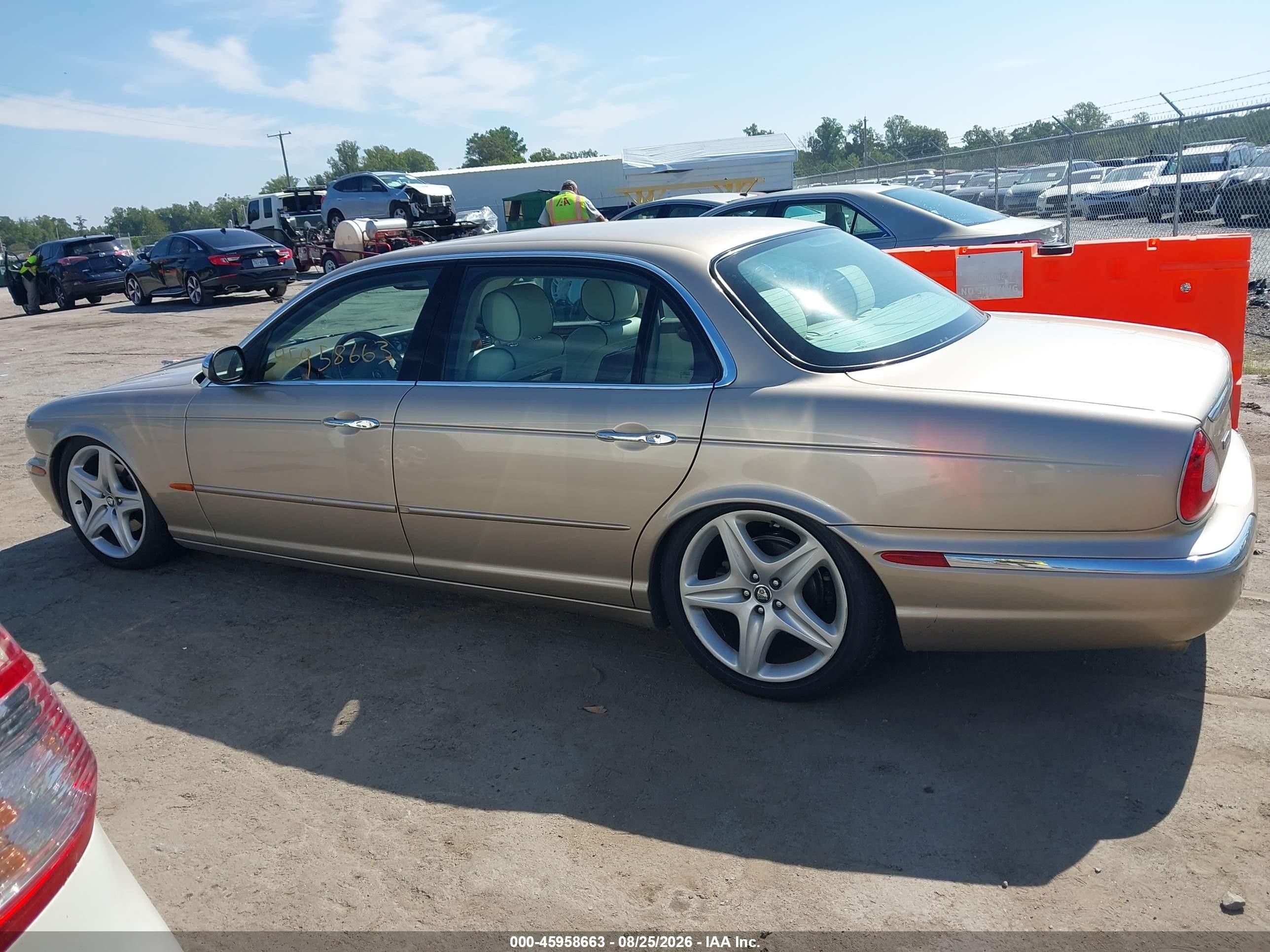 2005 Jaguar Xj Vanden Plas Gold vin: SAJWA82C15SG43292