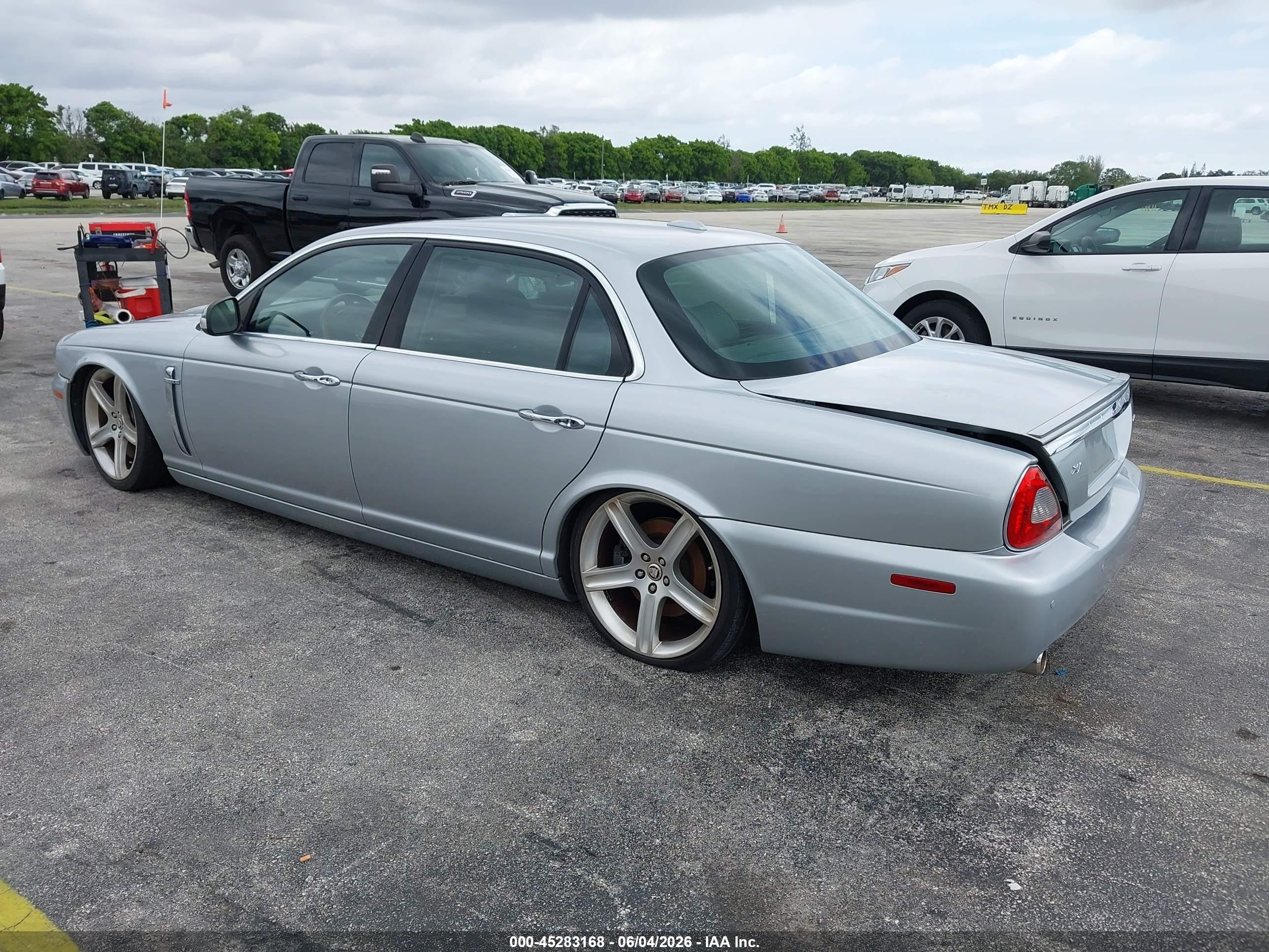 2008 Jaguar Xj Super V8 Silver vin: SAJWA82C38TH21537