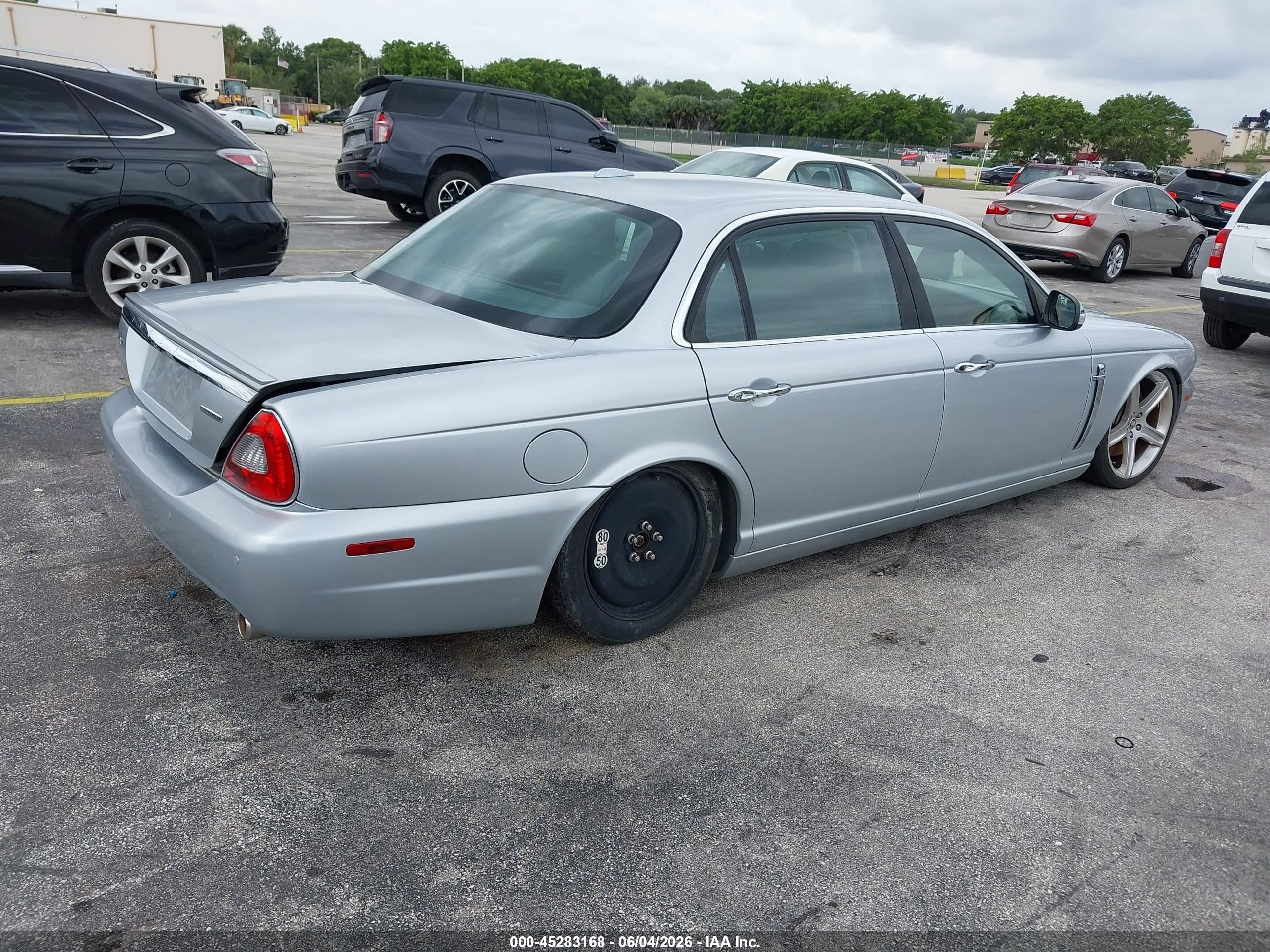 2008 Jaguar Xj Super V8 Silver vin: SAJWA82C38TH21537