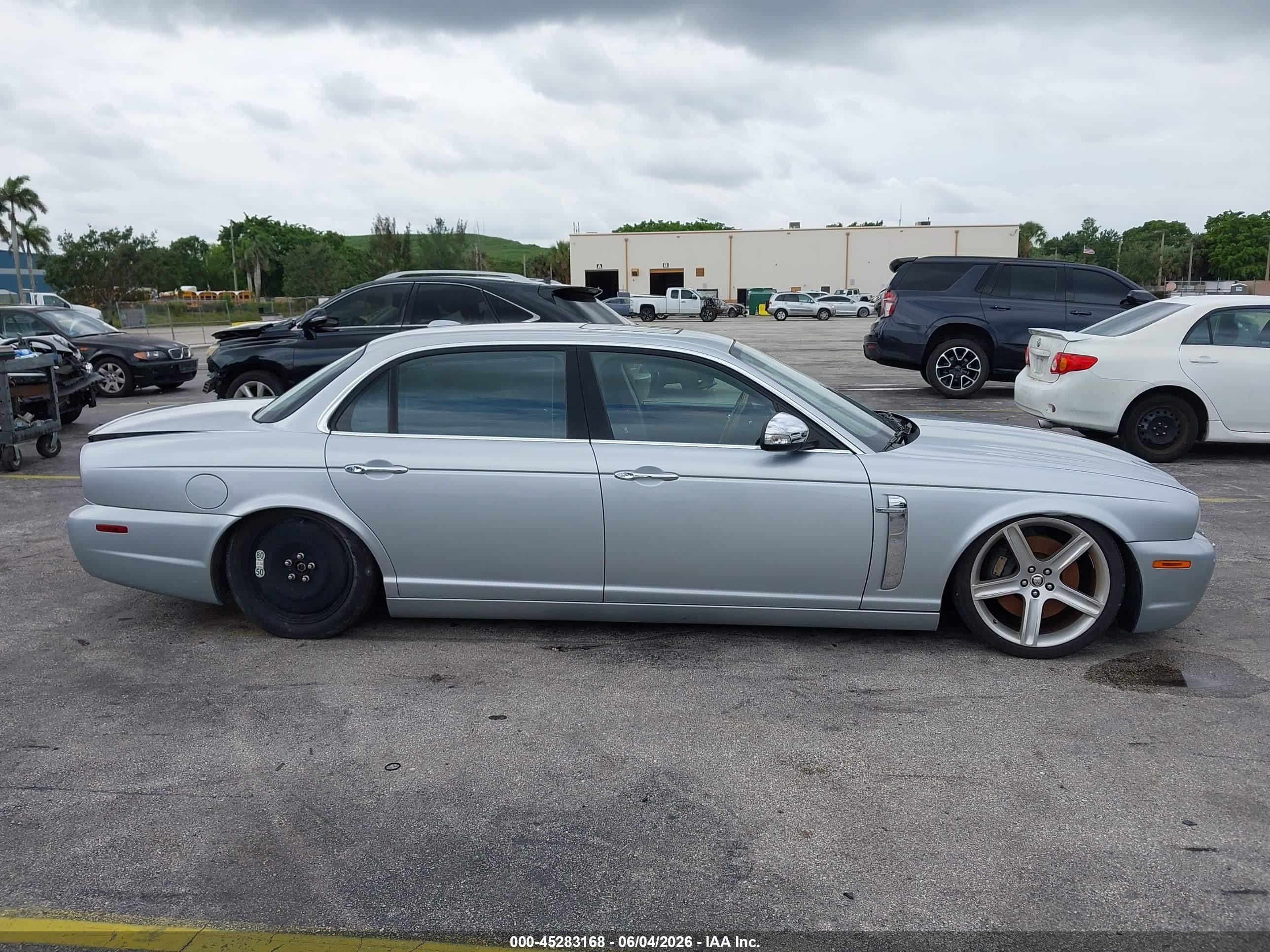 2008 Jaguar Xj Super V8 Silver vin: SAJWA82C38TH21537