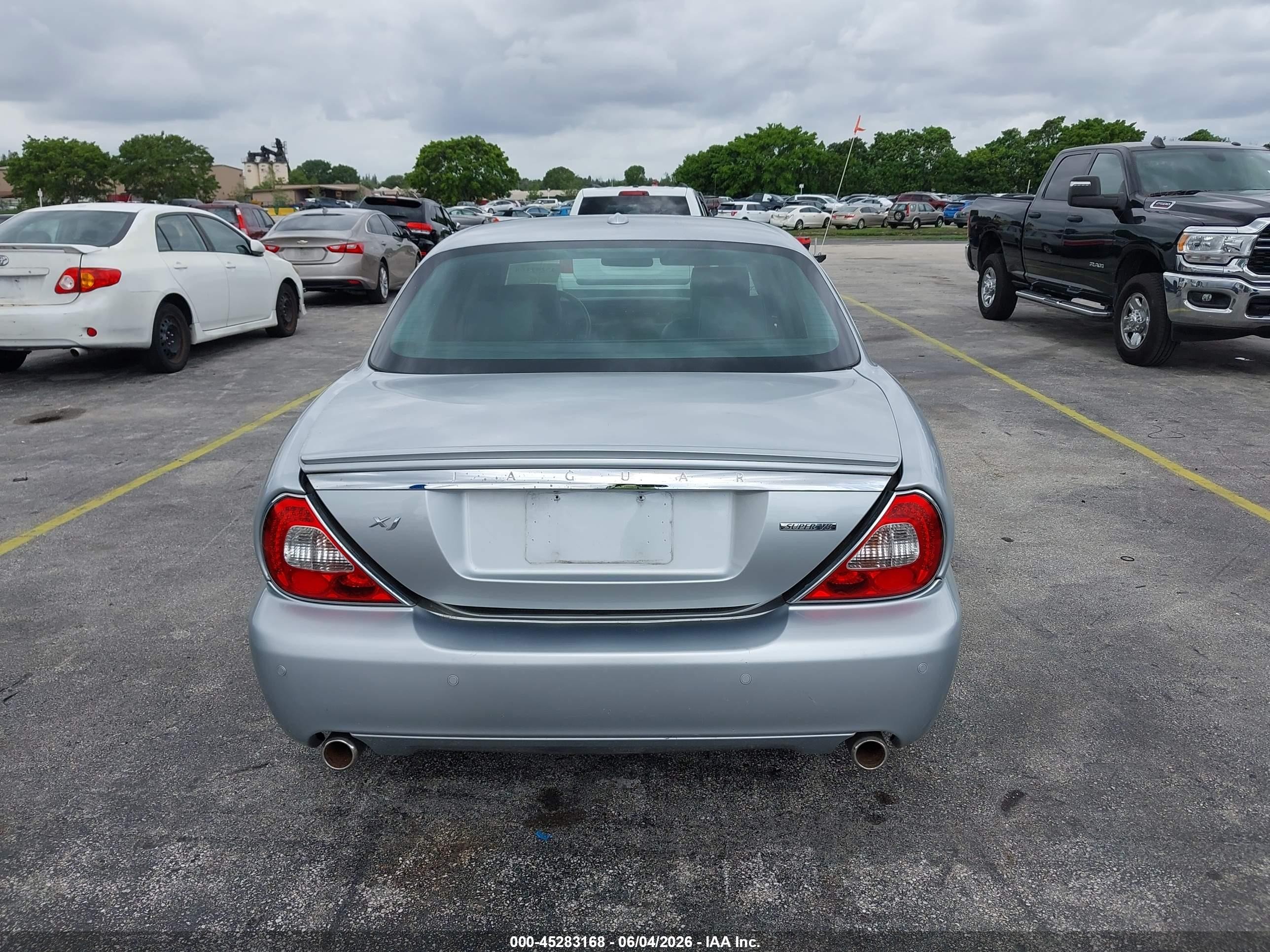 2008 Jaguar Xj Super V8 Silver vin: SAJWA82C38TH21537