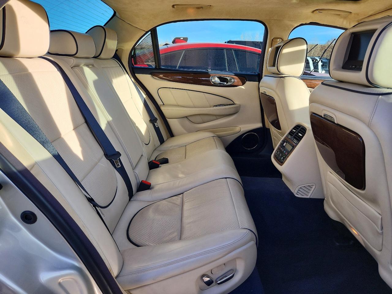 2009 Jaguar Xj Portfolio Бежевый vin: SAJWA94C79TH29919