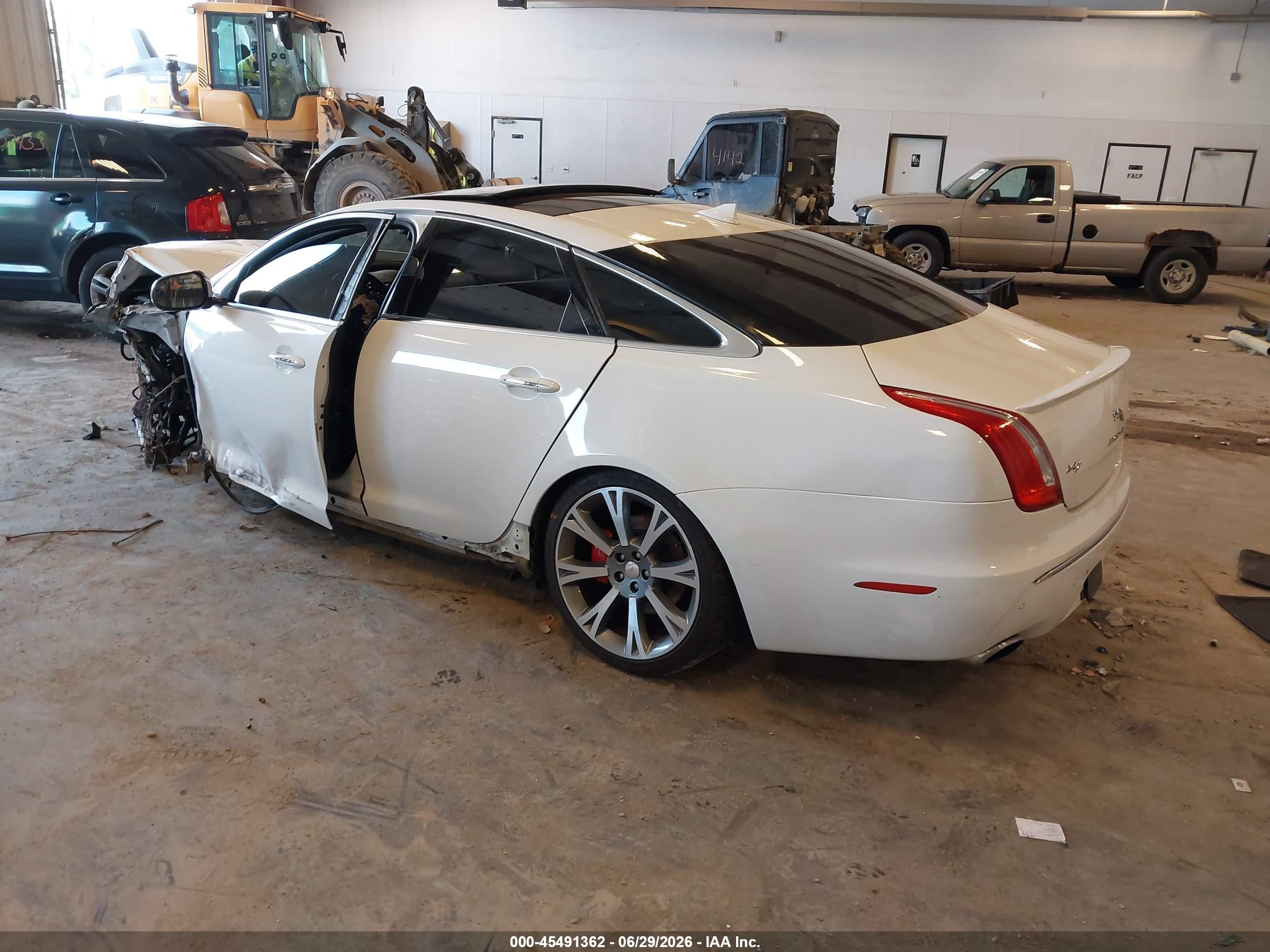 2015 Jaguar Xj   Белый vin: SAJWJ1CD4F8V89917
