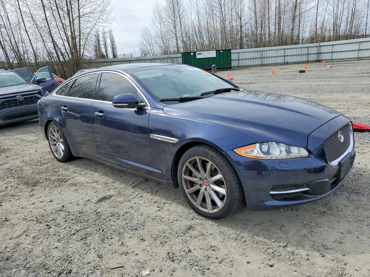 2014 Jaguar Xj Blue vin: SAJWJ1CD6E8V63804