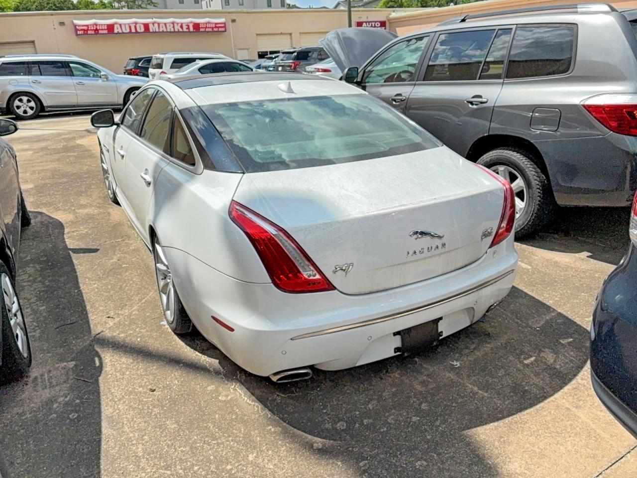2013 Jaguar Xj White vin: SAJWJ1CD7D8V49599