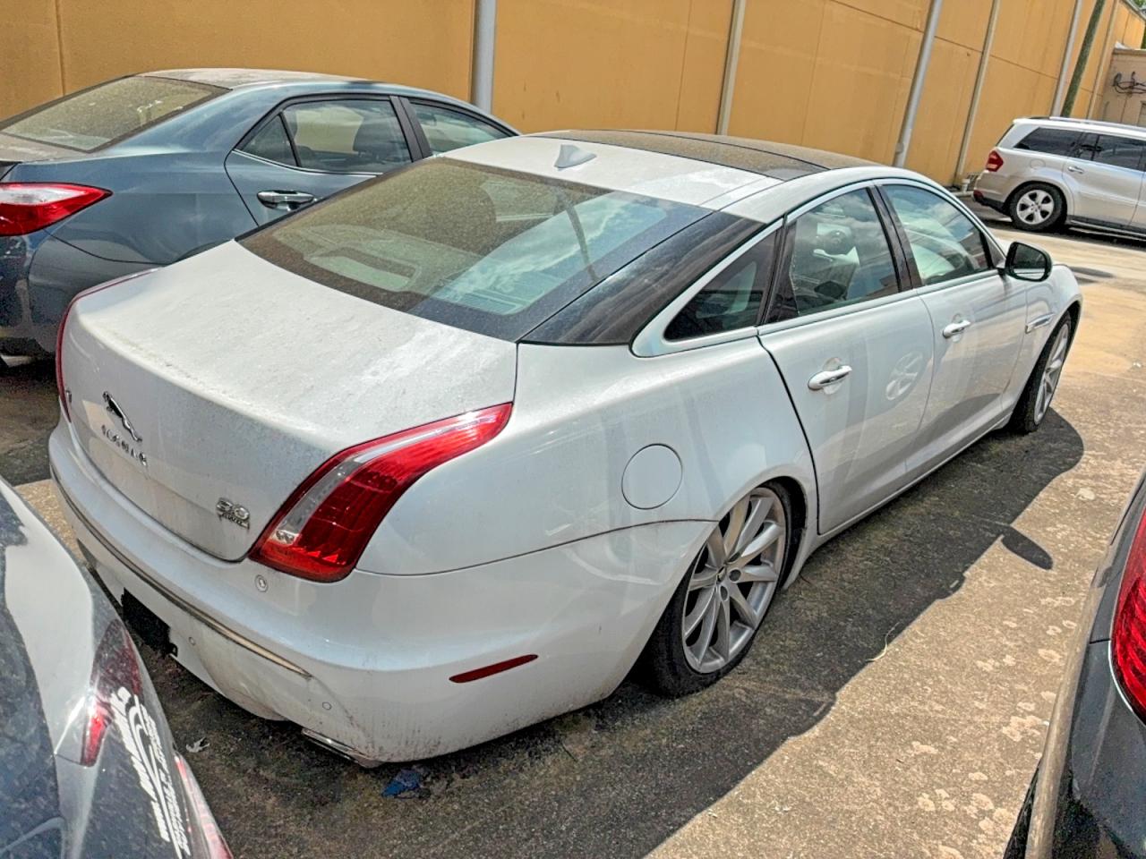 2013 Jaguar Xj White vin: SAJWJ1CD7D8V49599