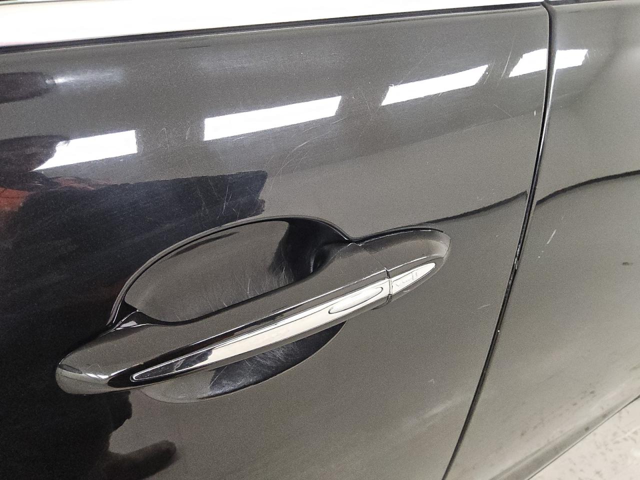 2014 Jaguar Xjl Portfolio Черный vin: SAJWJ2GD2E8V66439 Damage: Left Front Door, Light Scratch, 2 To 3 Inches