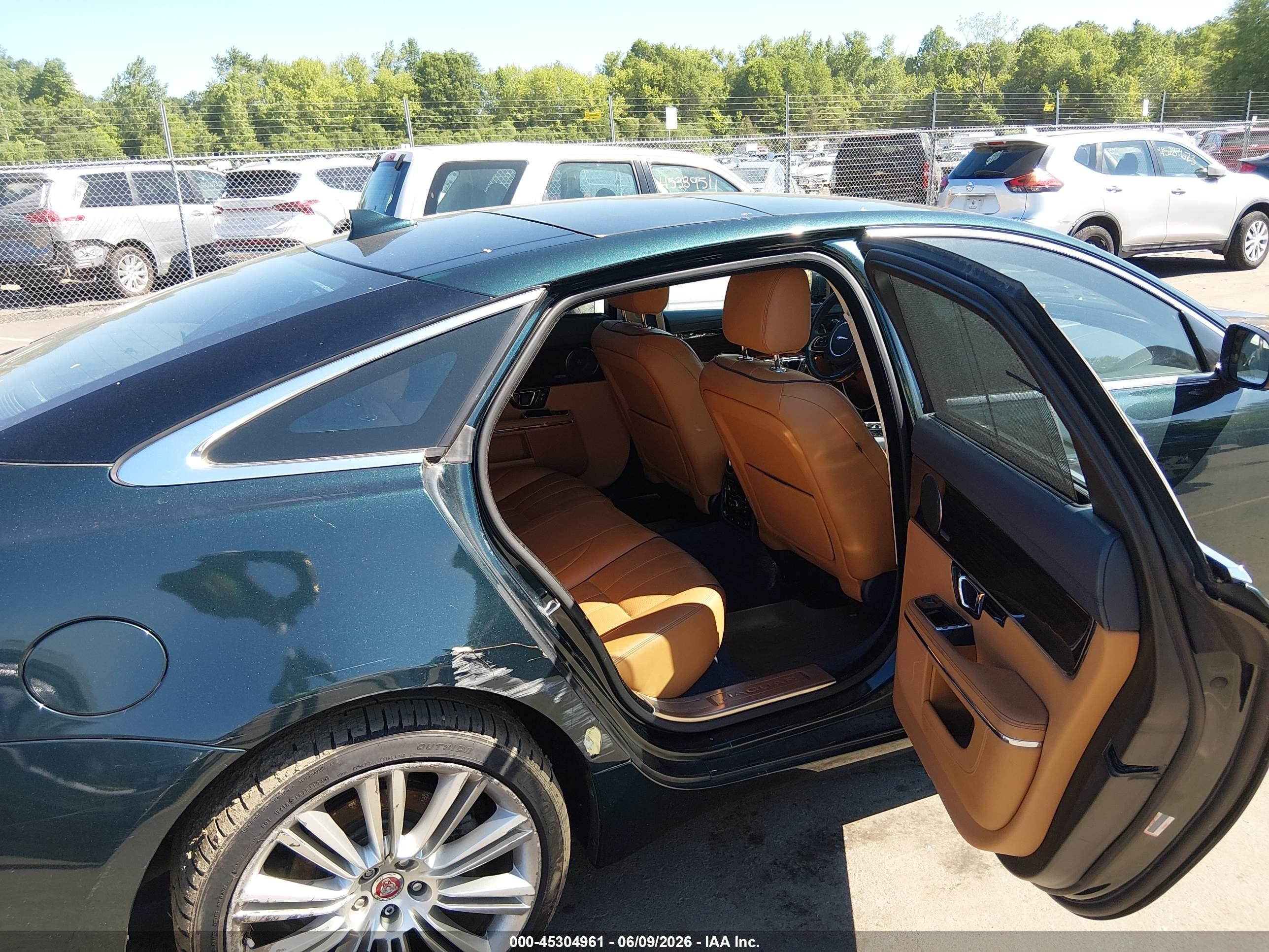 2015 Jaguar Xj Xjl Portfolio Green vin: SAJWJ2GD9F8V88603