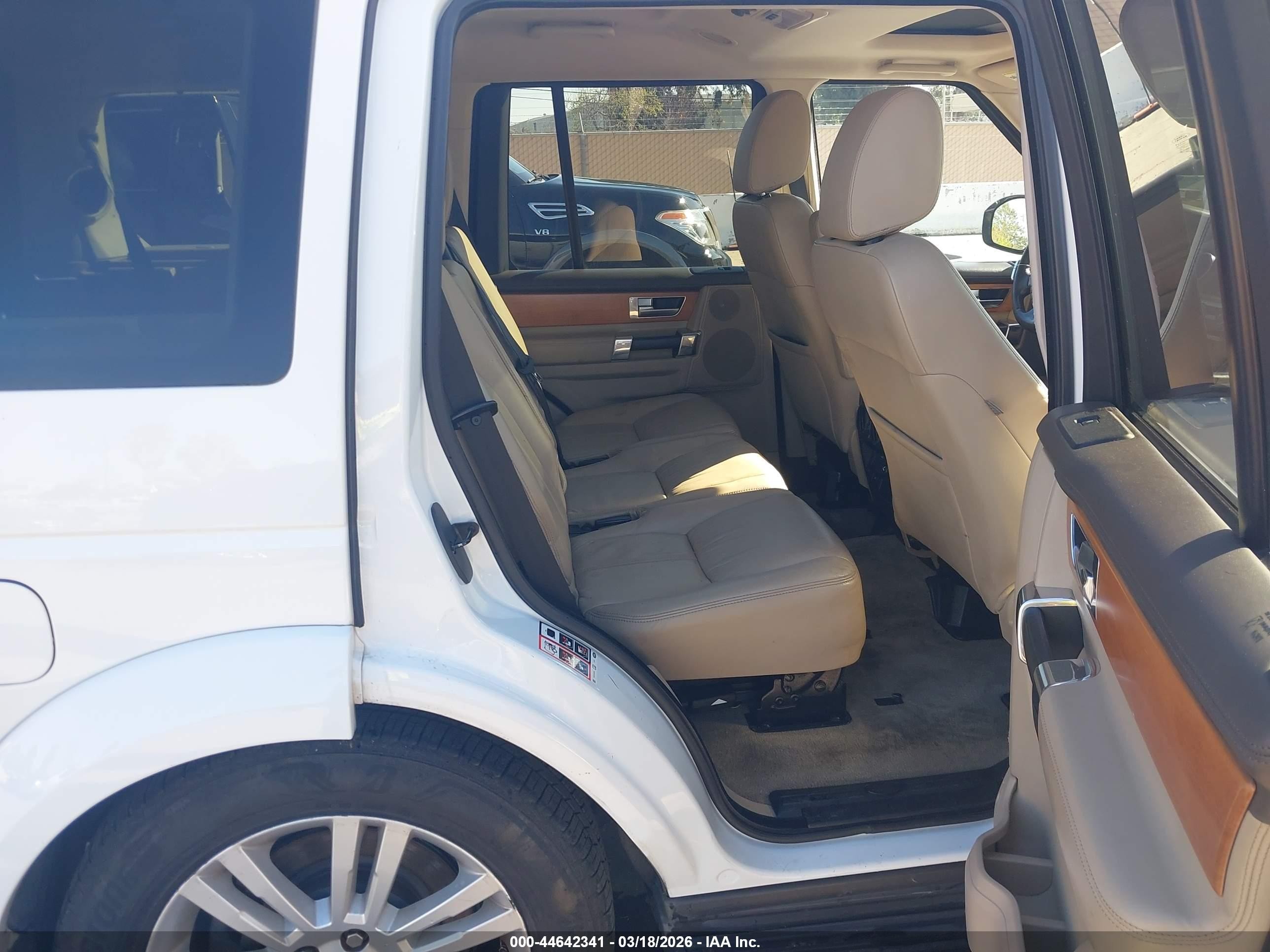 2015 Land Rover Lr4   White vin: SALAK2V64FA763867
