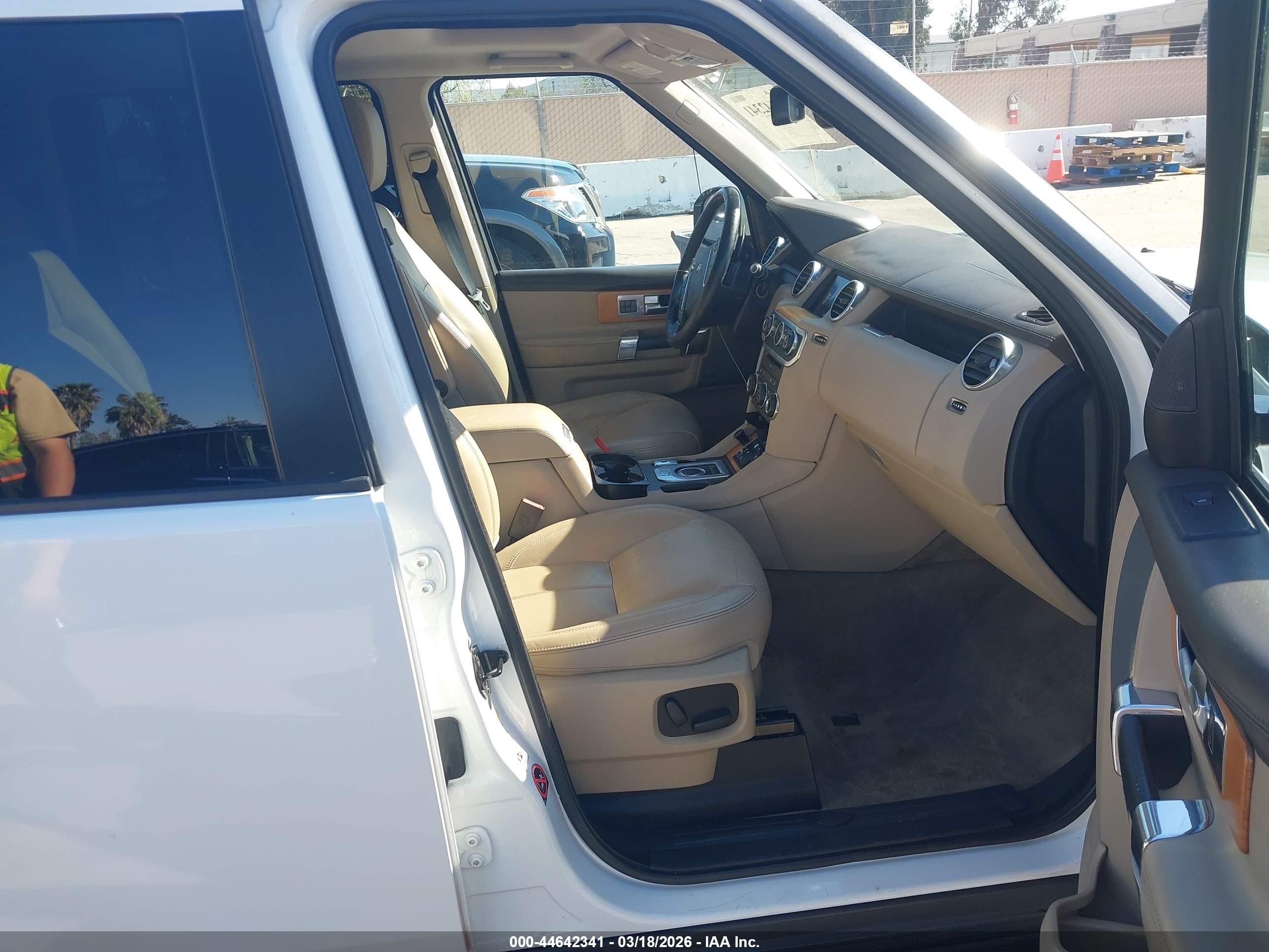 2015 Land Rover Lr4   White vin: SALAK2V64FA763867