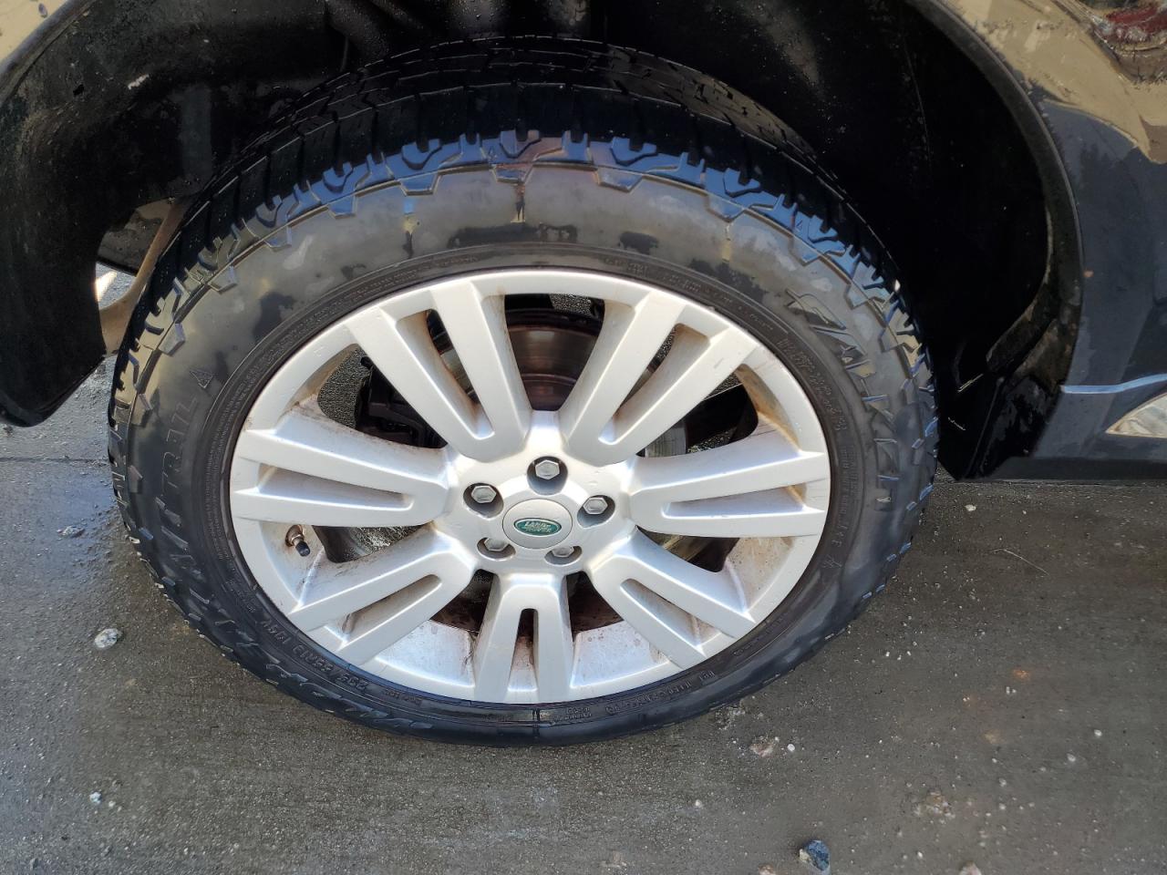2009 Land Rover Lr2 Hse Technology Black vin: SALFT24N69H140581 Damage: Right Rear Wheel, Curb Rash, 2 To 3 Inches