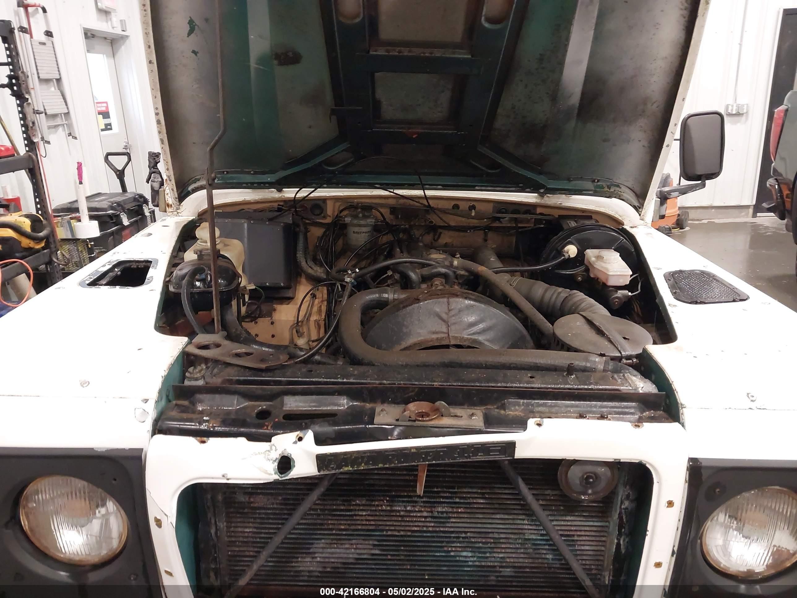1983 Land Rover Defender   White vin: SALLDHAG8AA190593
