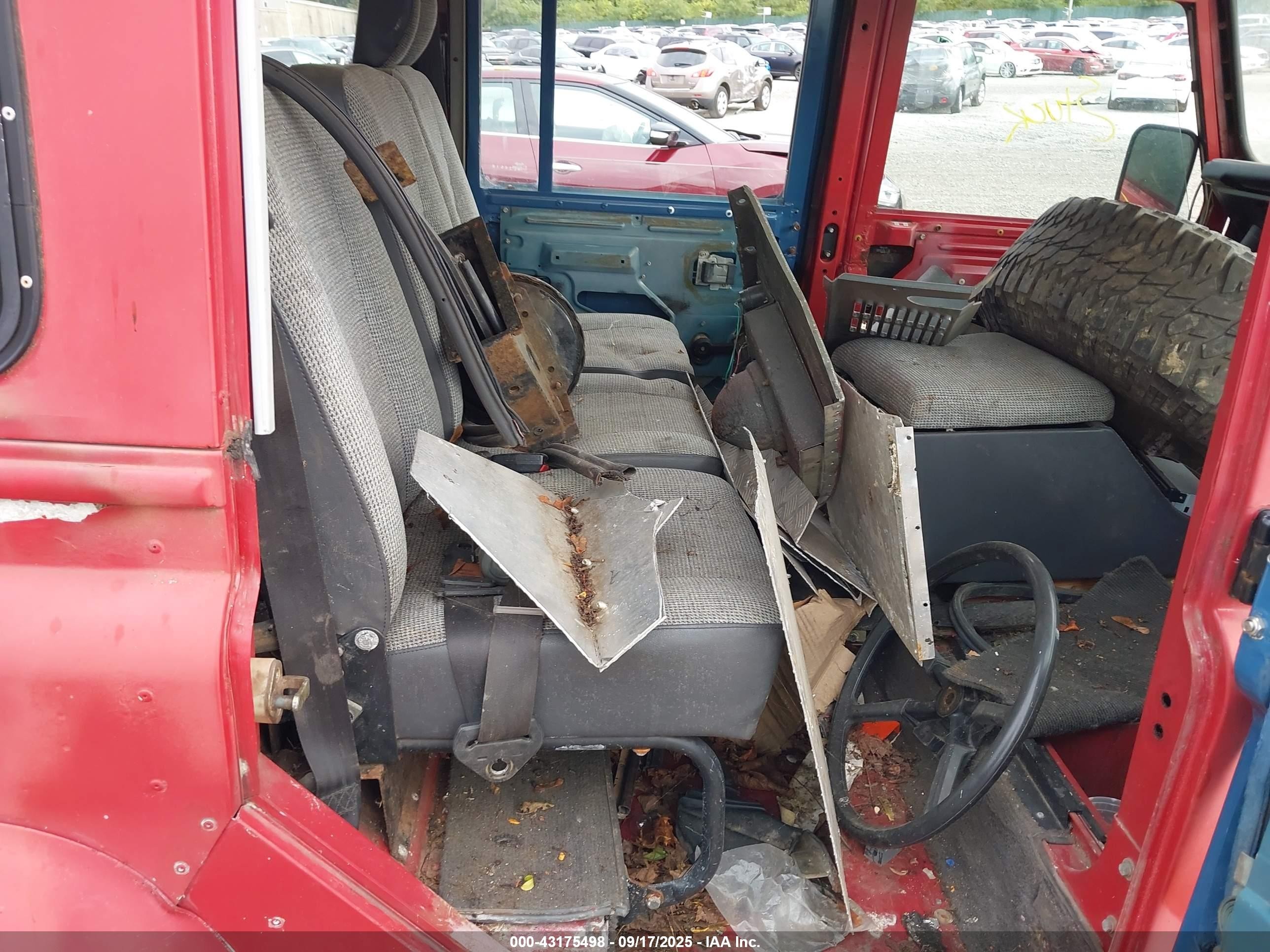 1989 Land Rover Defender   Red vin: SALLDHMV7FA361472