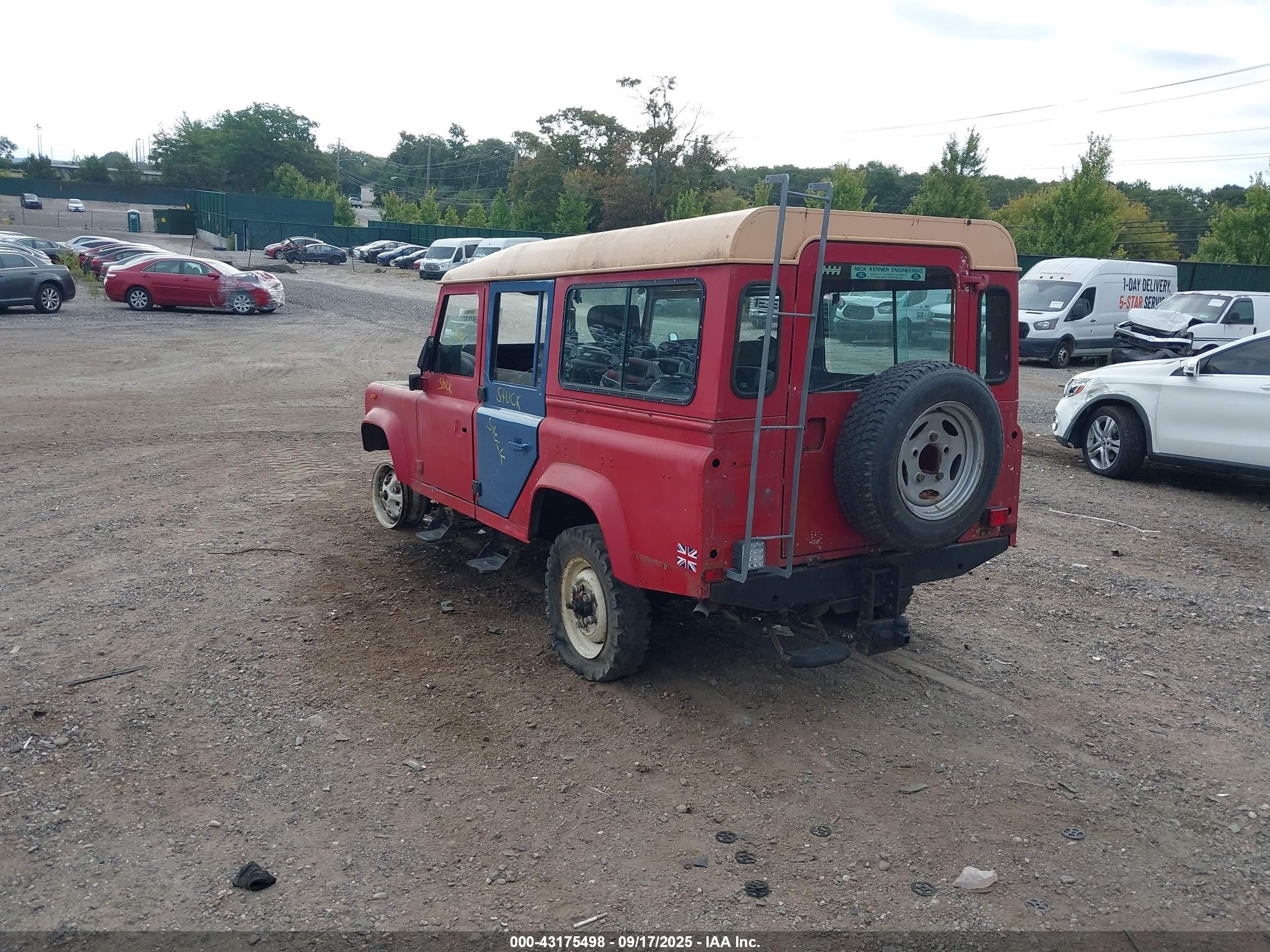 1989 Land Rover Defender   Red vin: SALLDHMV7FA361472