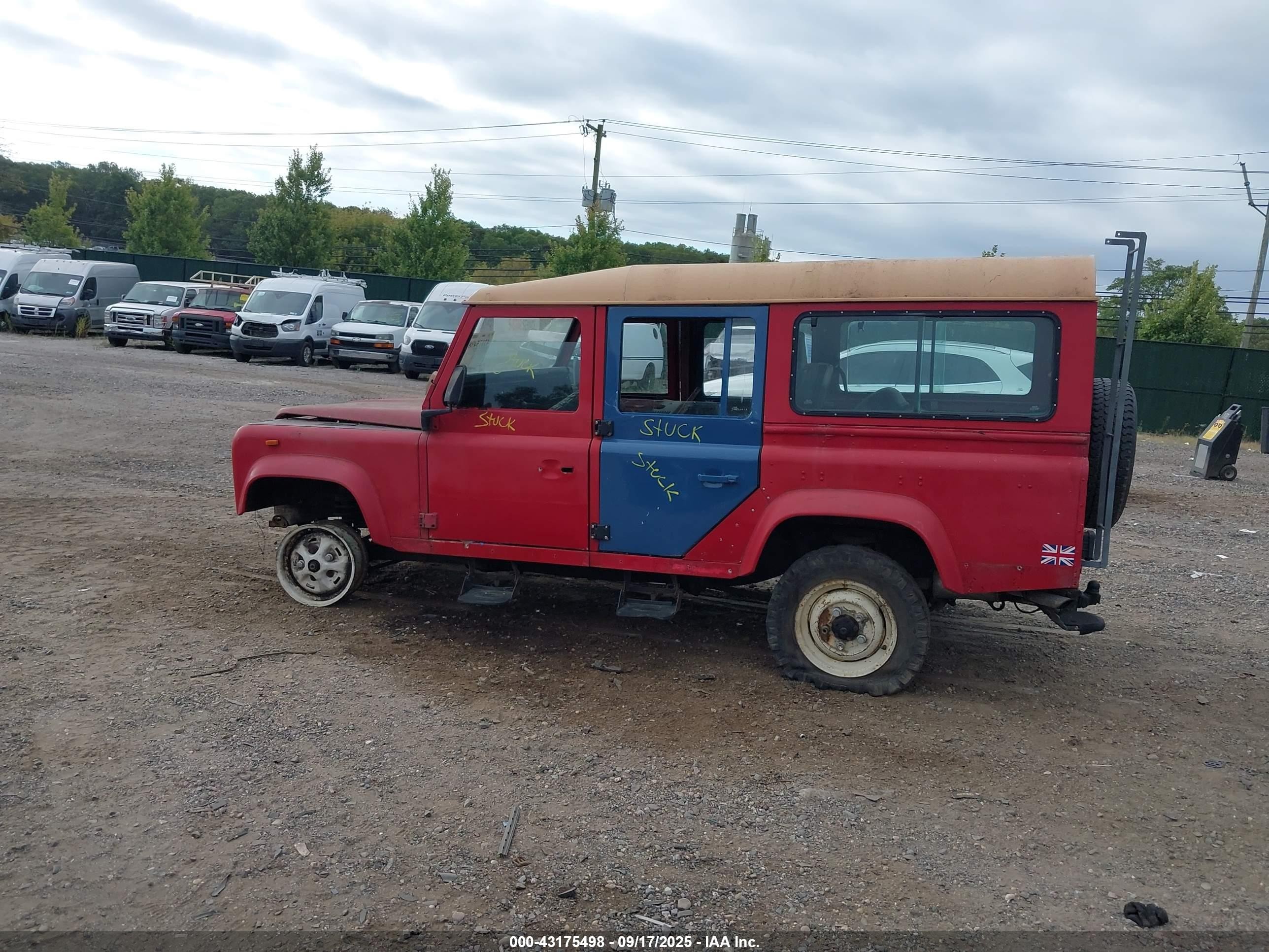 1989 Land Rover Defender   Red vin: SALLDHMV7FA361472