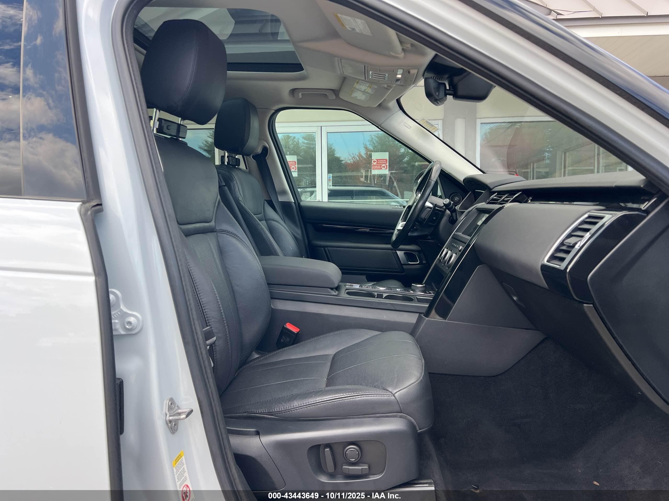 2018 Land Rover Discovery Se White vin: SALRG2RV8JA070279