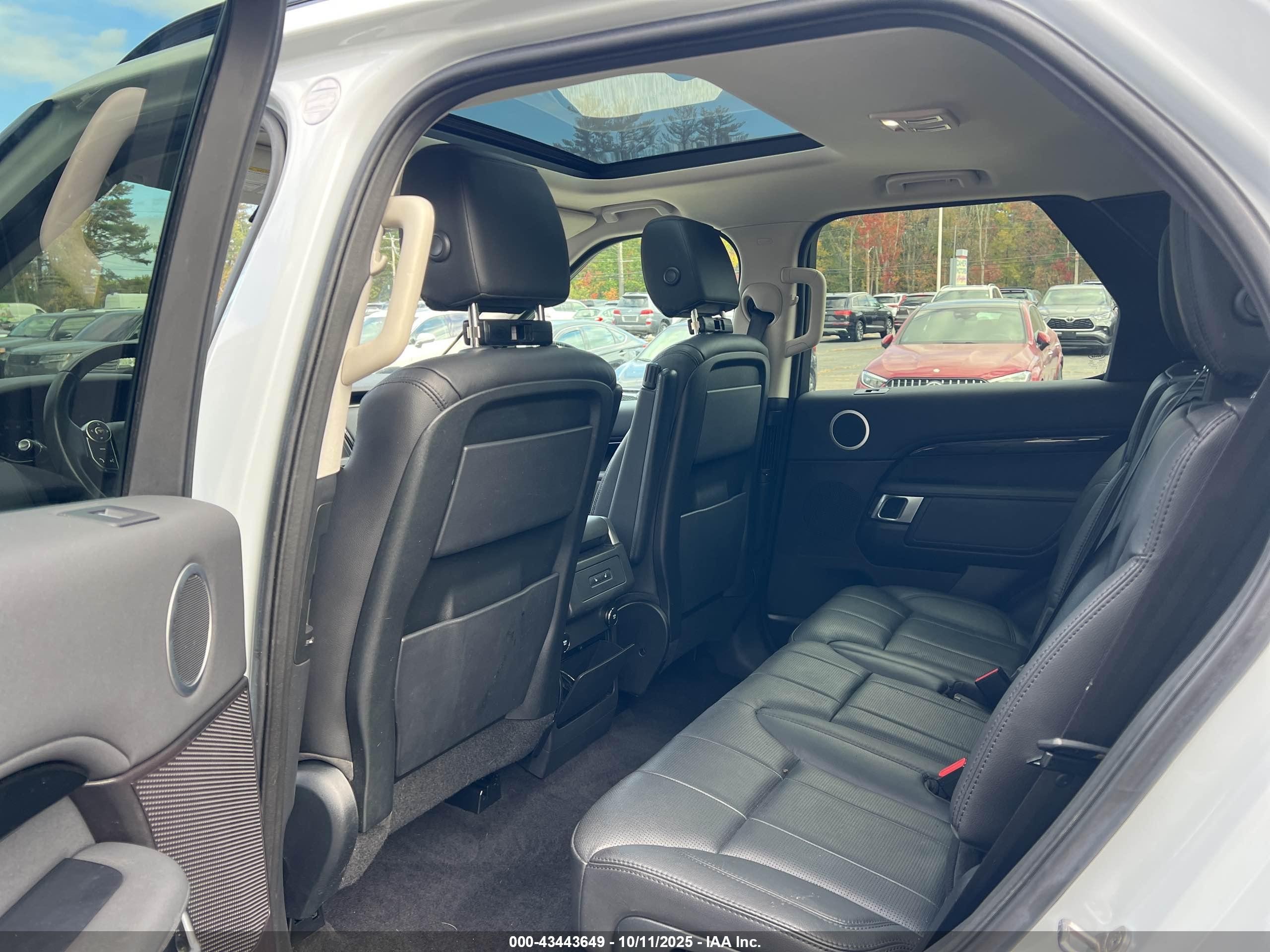 2018 Land Rover Discovery Se White vin: SALRG2RV8JA070279