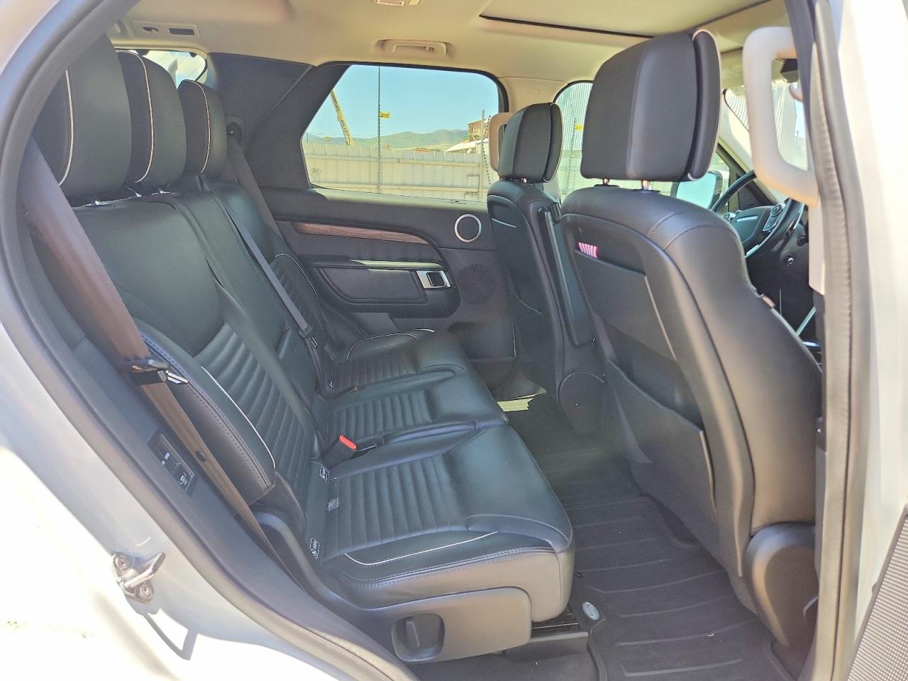 2017 Land Rover Discovery Hse Luxury White vin: SALRHBBK8HA000174