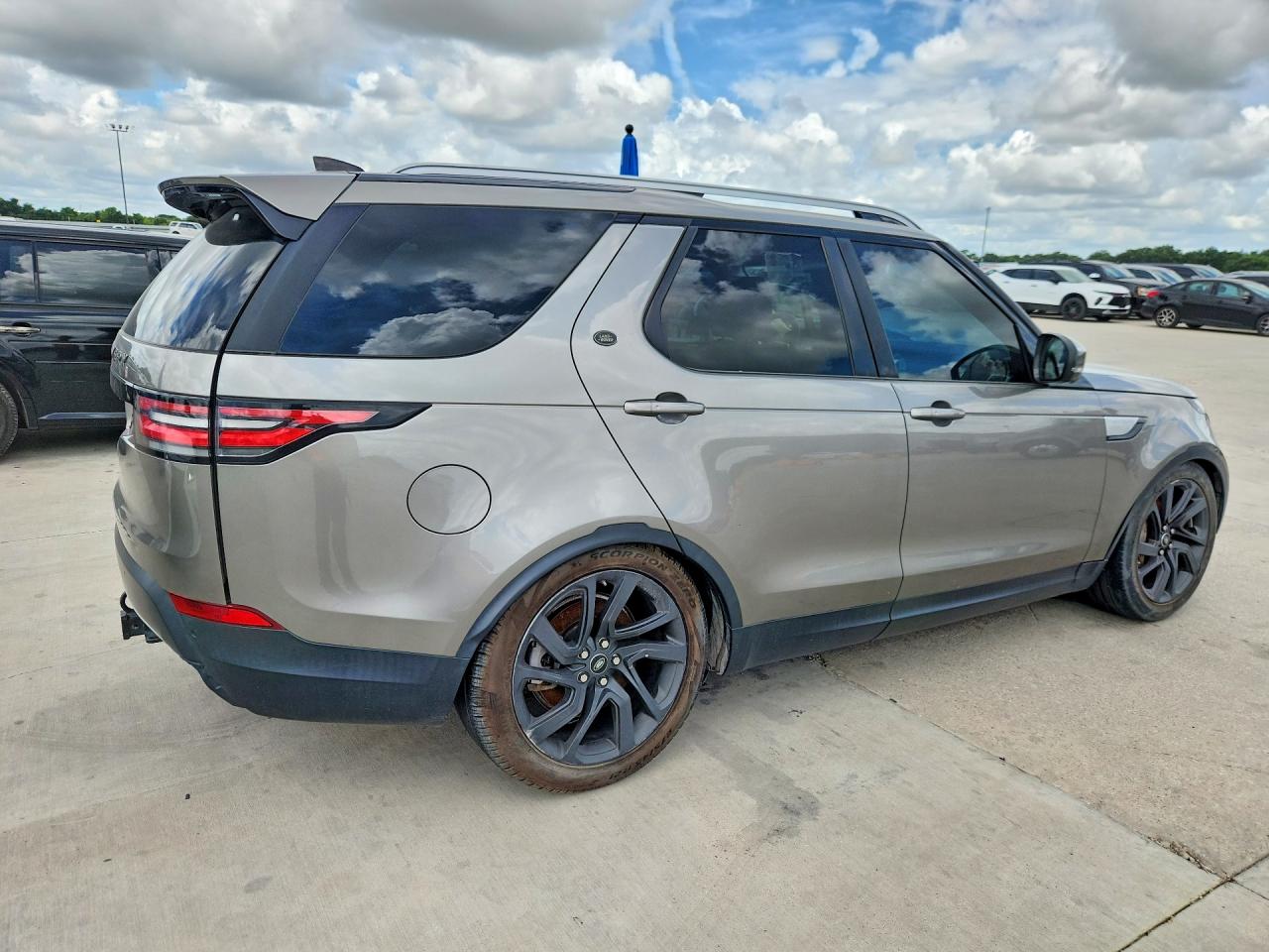 2018 Land Rover Discovery Hse Silver vin: SALRR2RV3JA052251