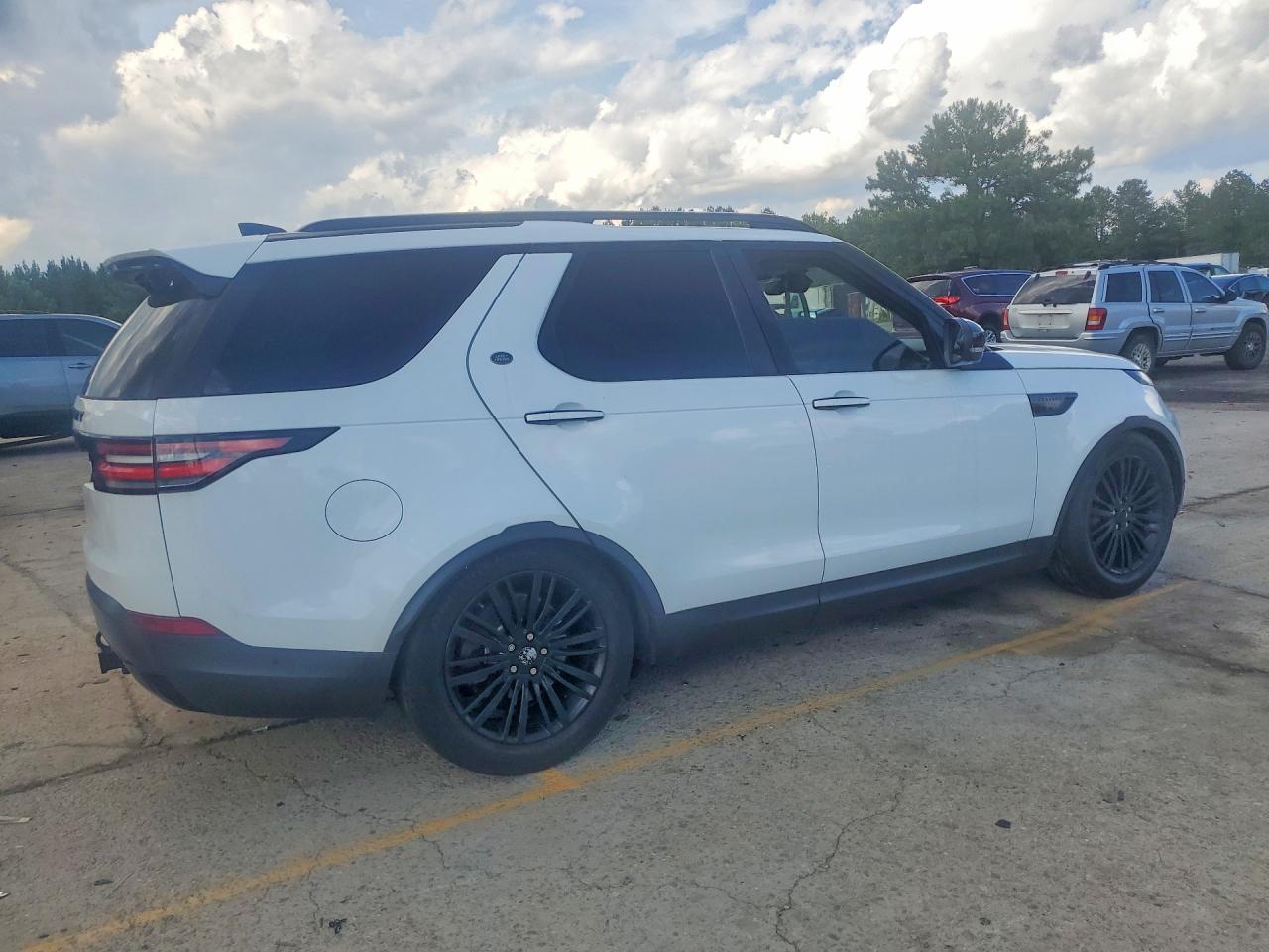 2018 Land Rover Discovery Hse Luxury White vin: SALRT2RV9JA068276