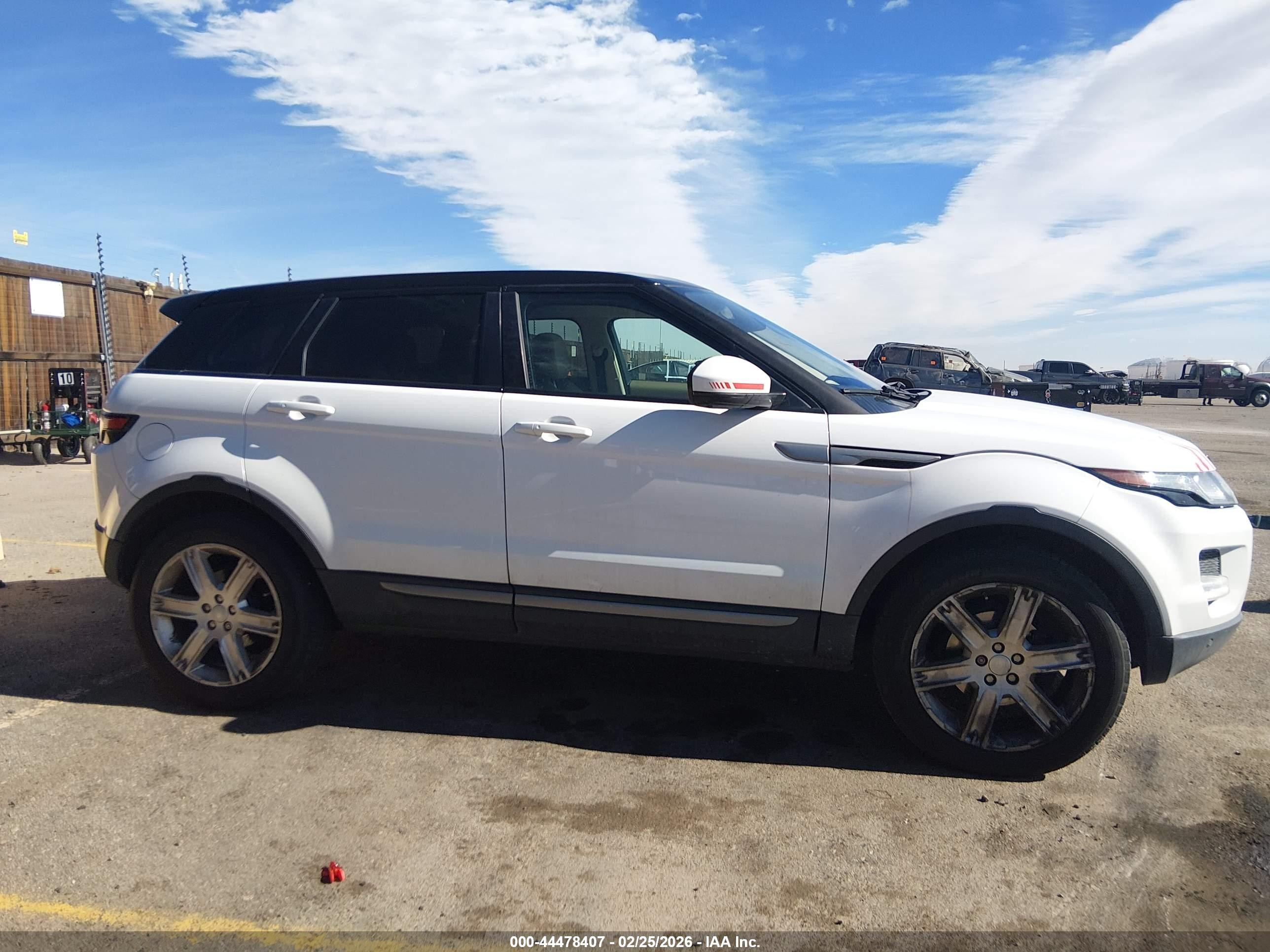 2015 Land Rover Range Rover Evoque Pure Белый vin: SALVR2BGXFH062042