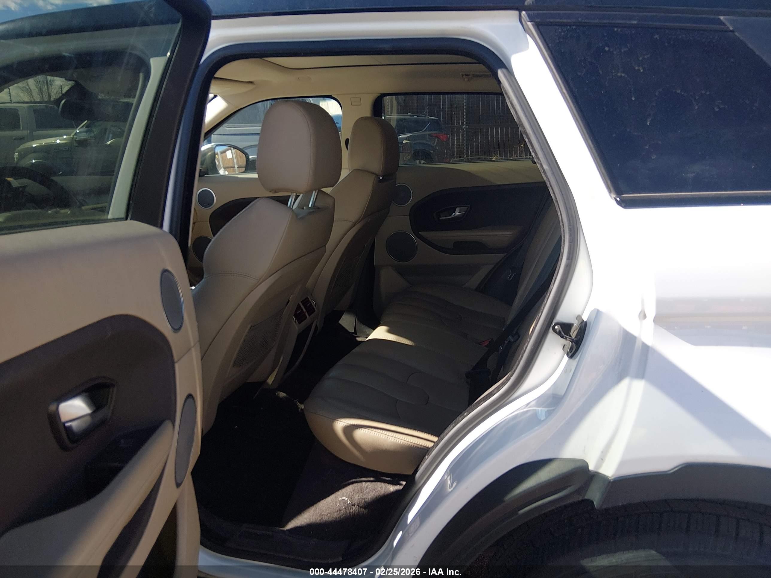 2015 Land Rover Range Rover Evoque Pure Белый vin: SALVR2BGXFH062042