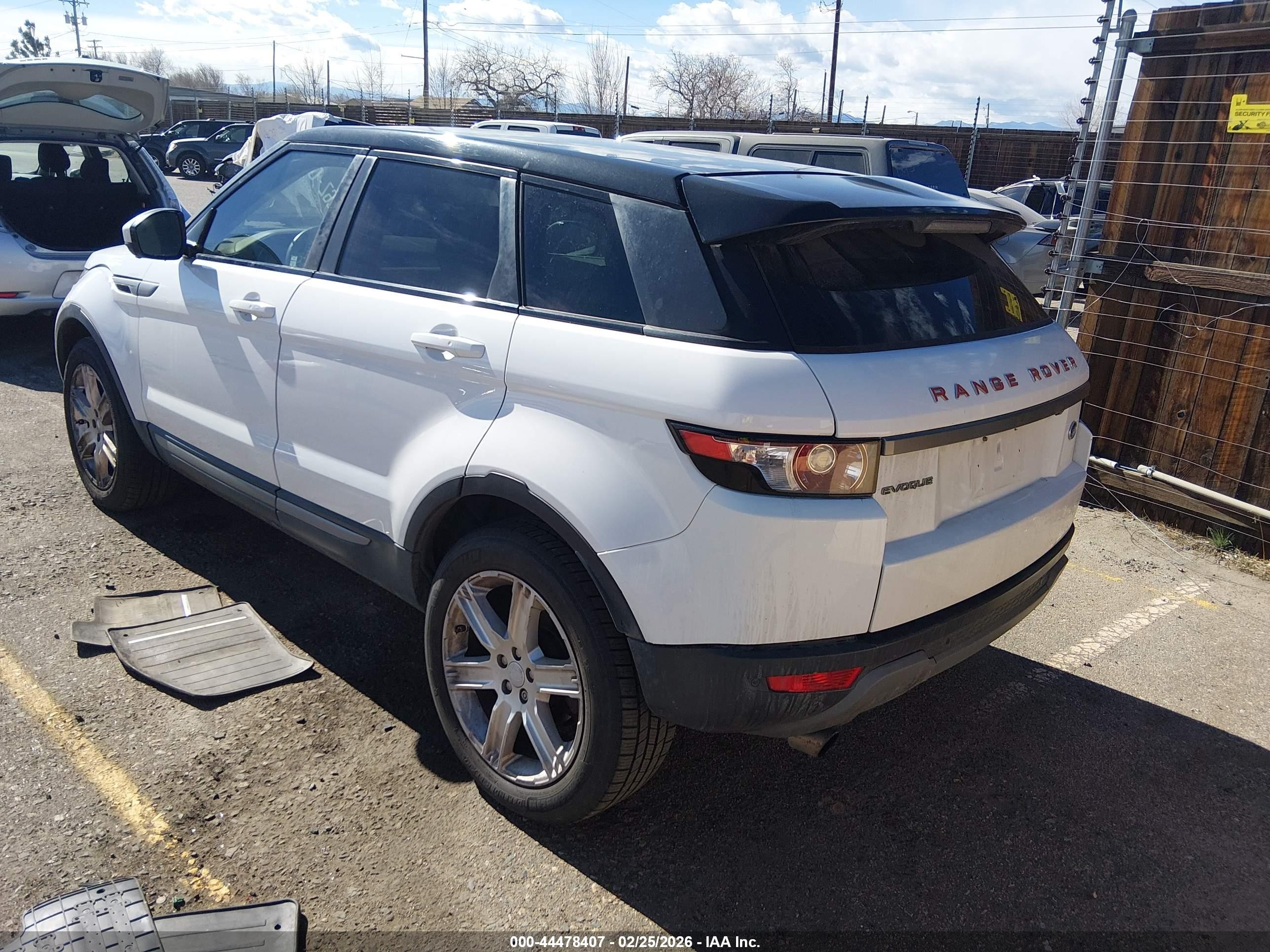 2015 Land Rover Range Rover Evoque Pure Белый vin: SALVR2BGXFH062042