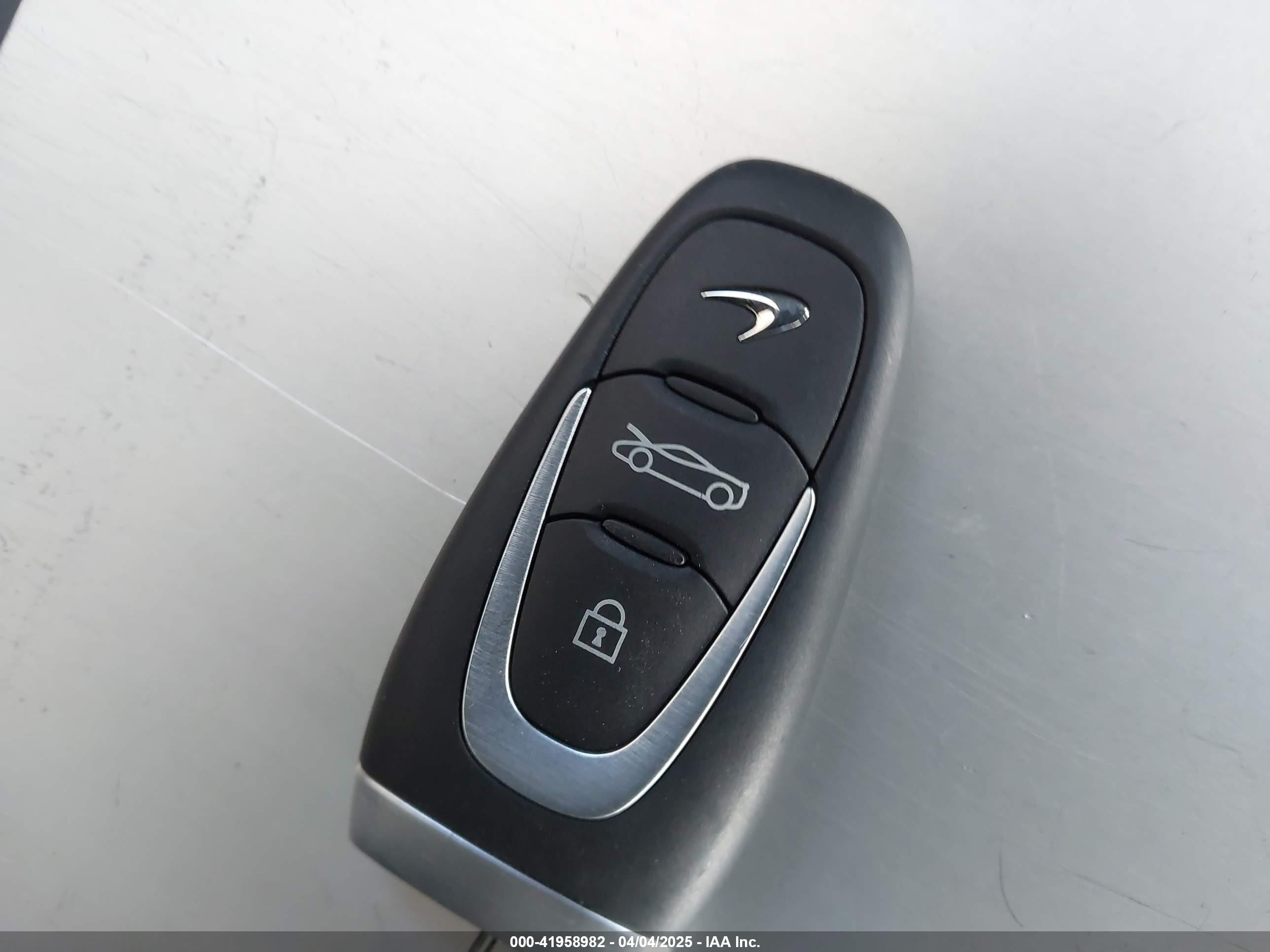 2025 Mclaren Artura Performance/techlux/vision Silver vin: SBM16BEA6SW003220