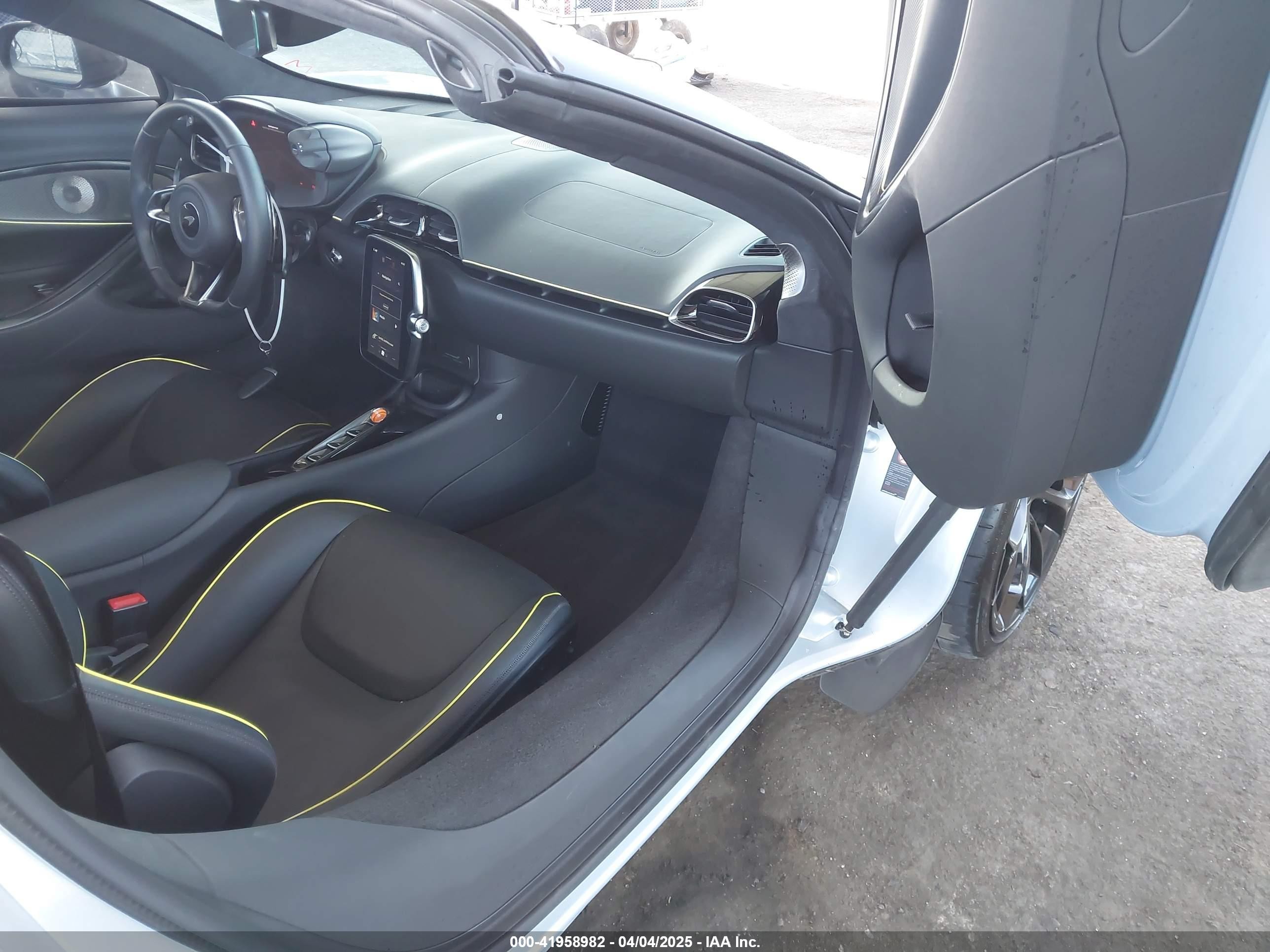 2025 Mclaren Artura Performance/techlux/vision Silver vin: SBM16BEA6SW003220