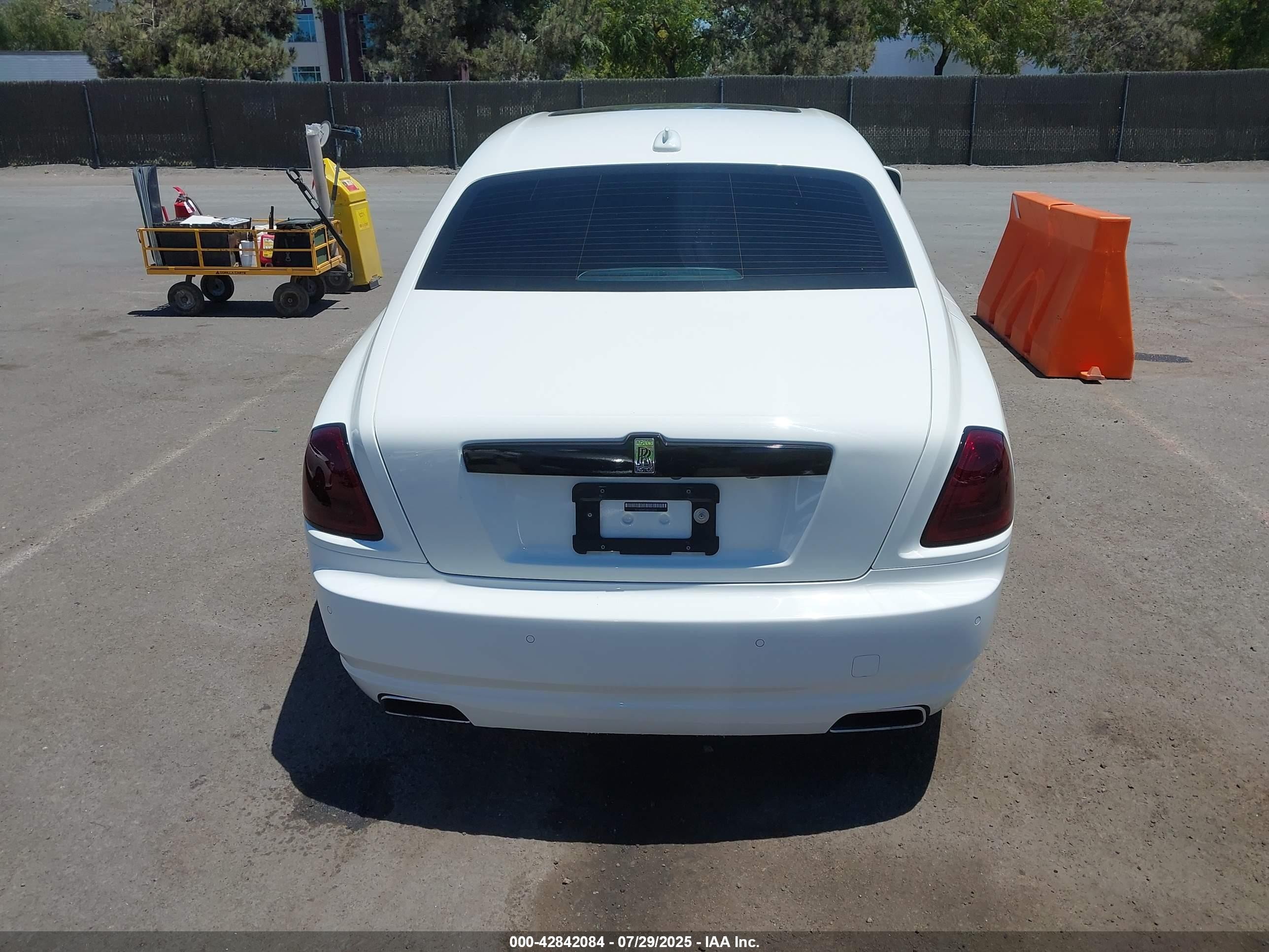 2011 Rolls-royce Ghost   White vin: SCA664S53BUX50116