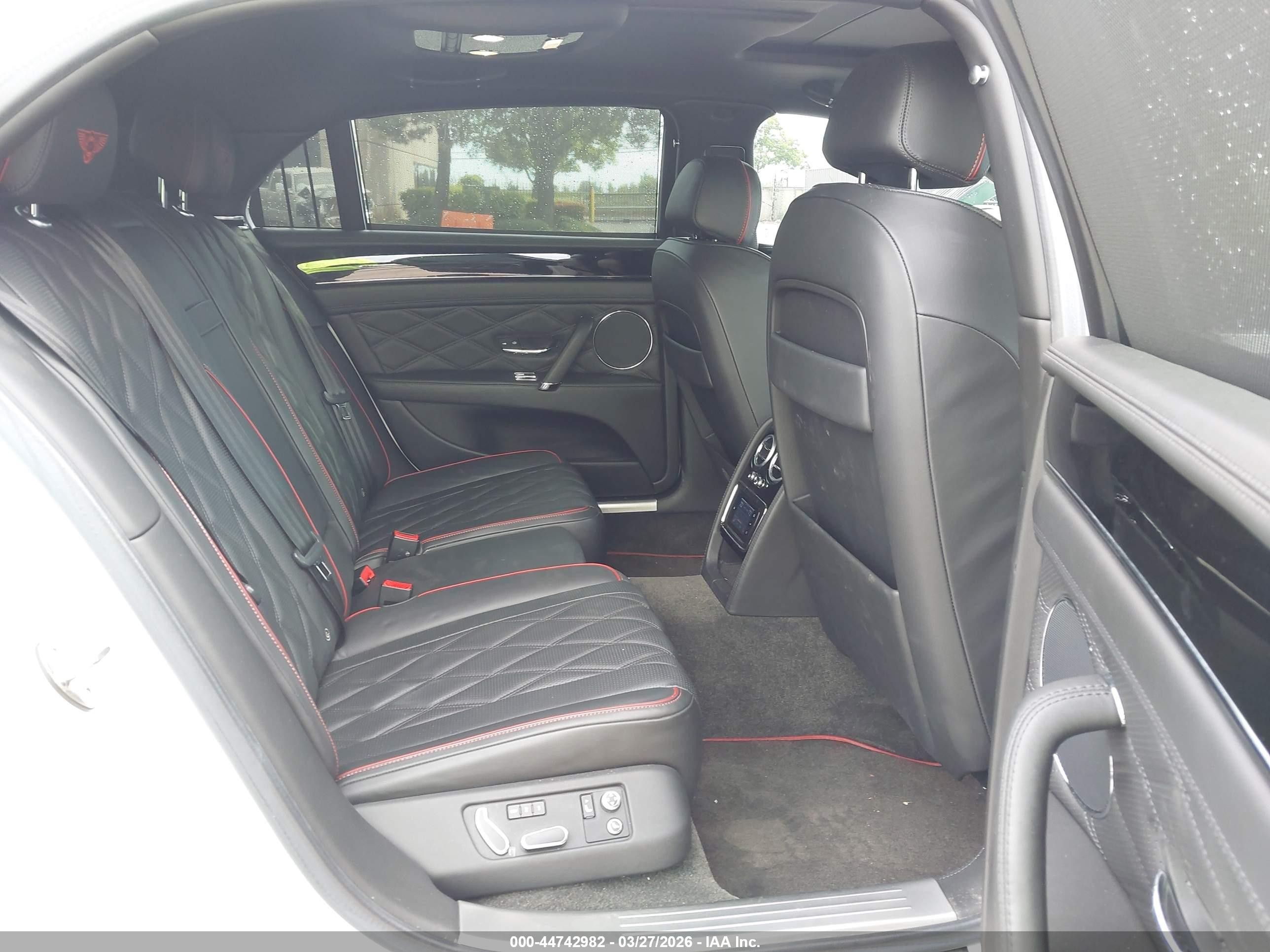 2015 Bentley Flying Spur W12 Белый vin: SCBEC9ZA9FC041217