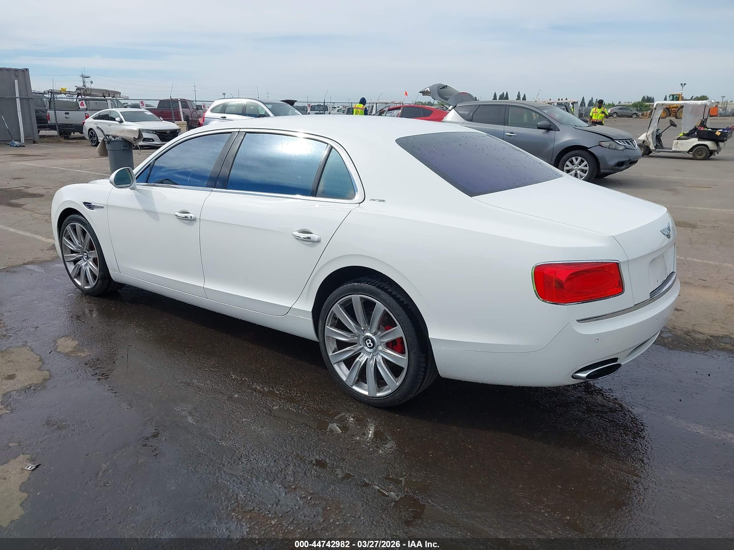 2015 Bentley Flying Spur W12 Белый vin: SCBEC9ZA9FC041217