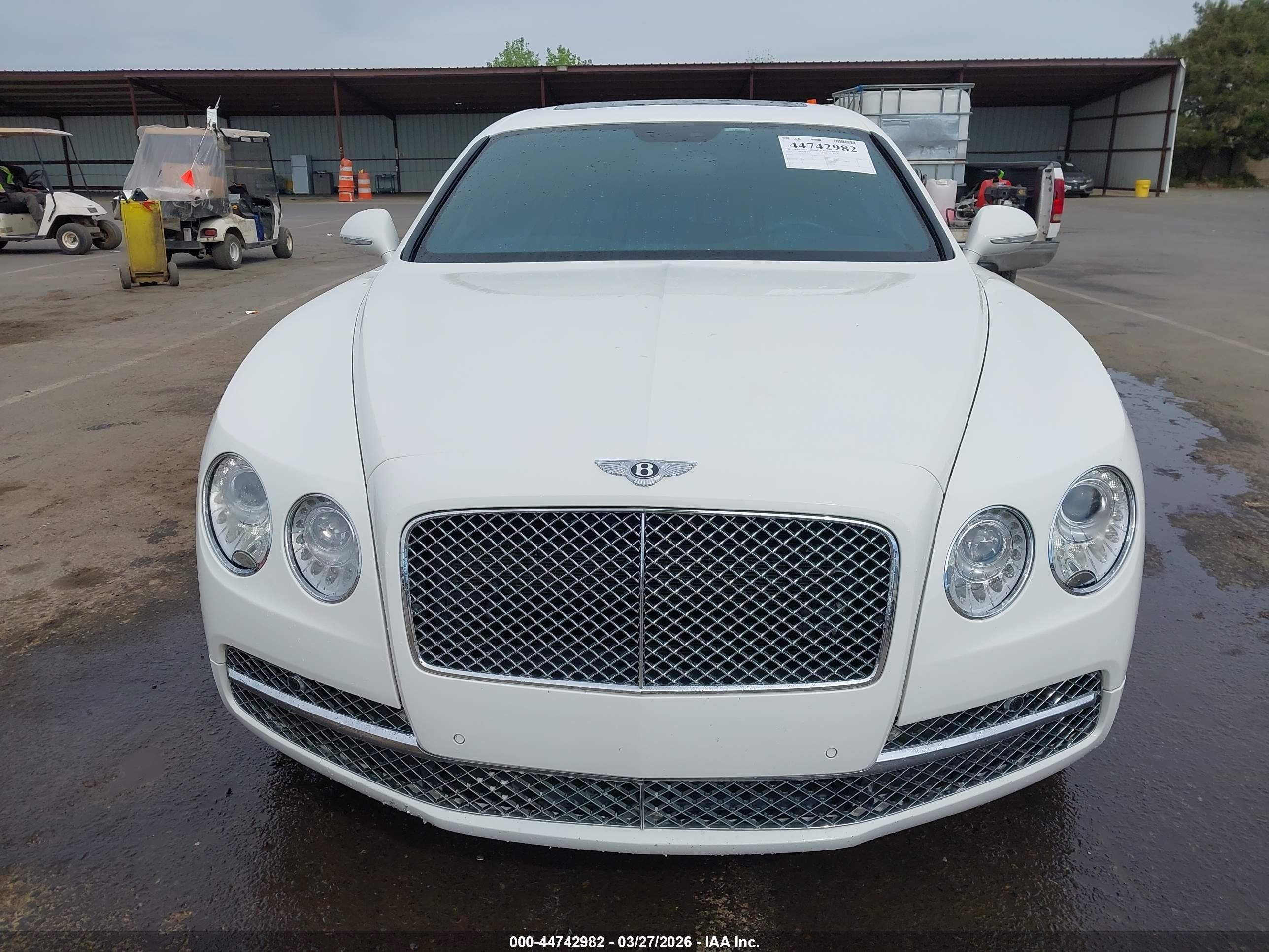 2015 Bentley Flying Spur W12 Белый vin: SCBEC9ZA9FC041217