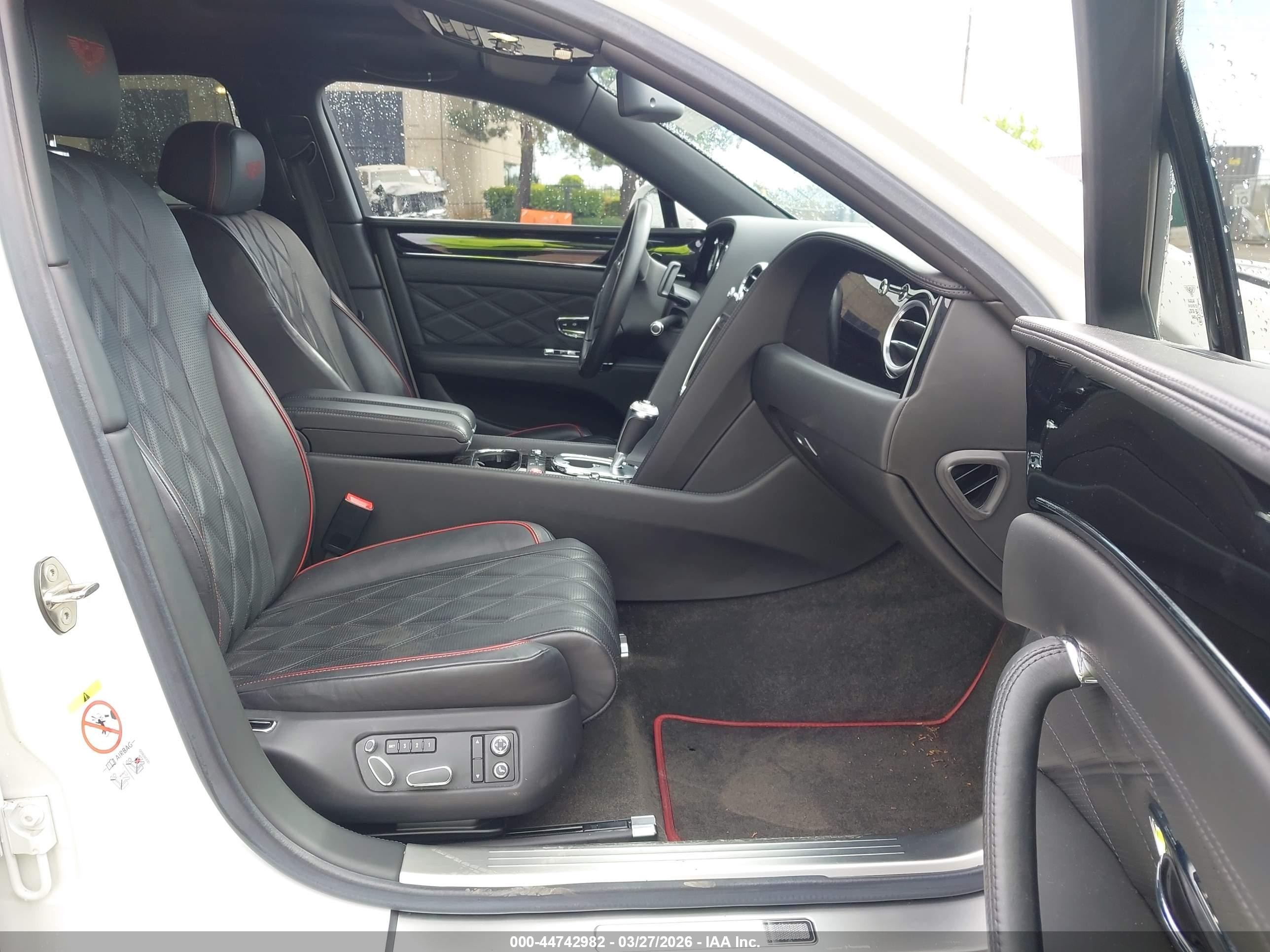 2015 Bentley Flying Spur W12 Белый vin: SCBEC9ZA9FC041217