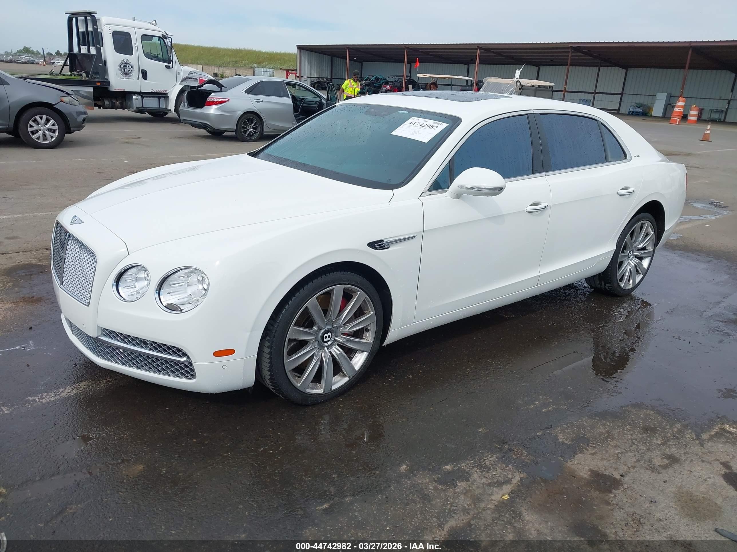 2015 Bentley Flying Spur W12 Белый vin: SCBEC9ZA9FC041217