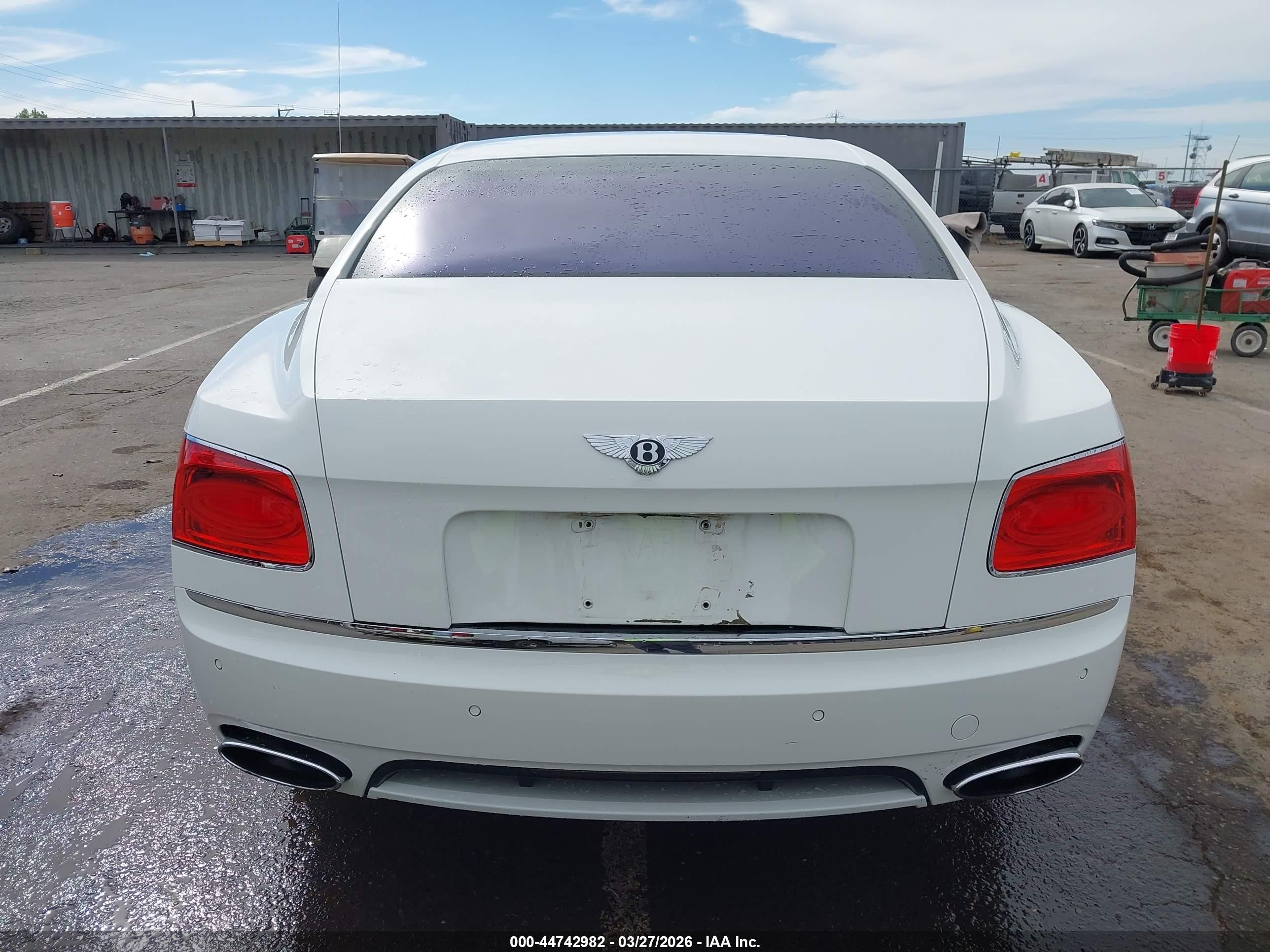 2015 Bentley Flying Spur W12 Белый vin: SCBEC9ZA9FC041217