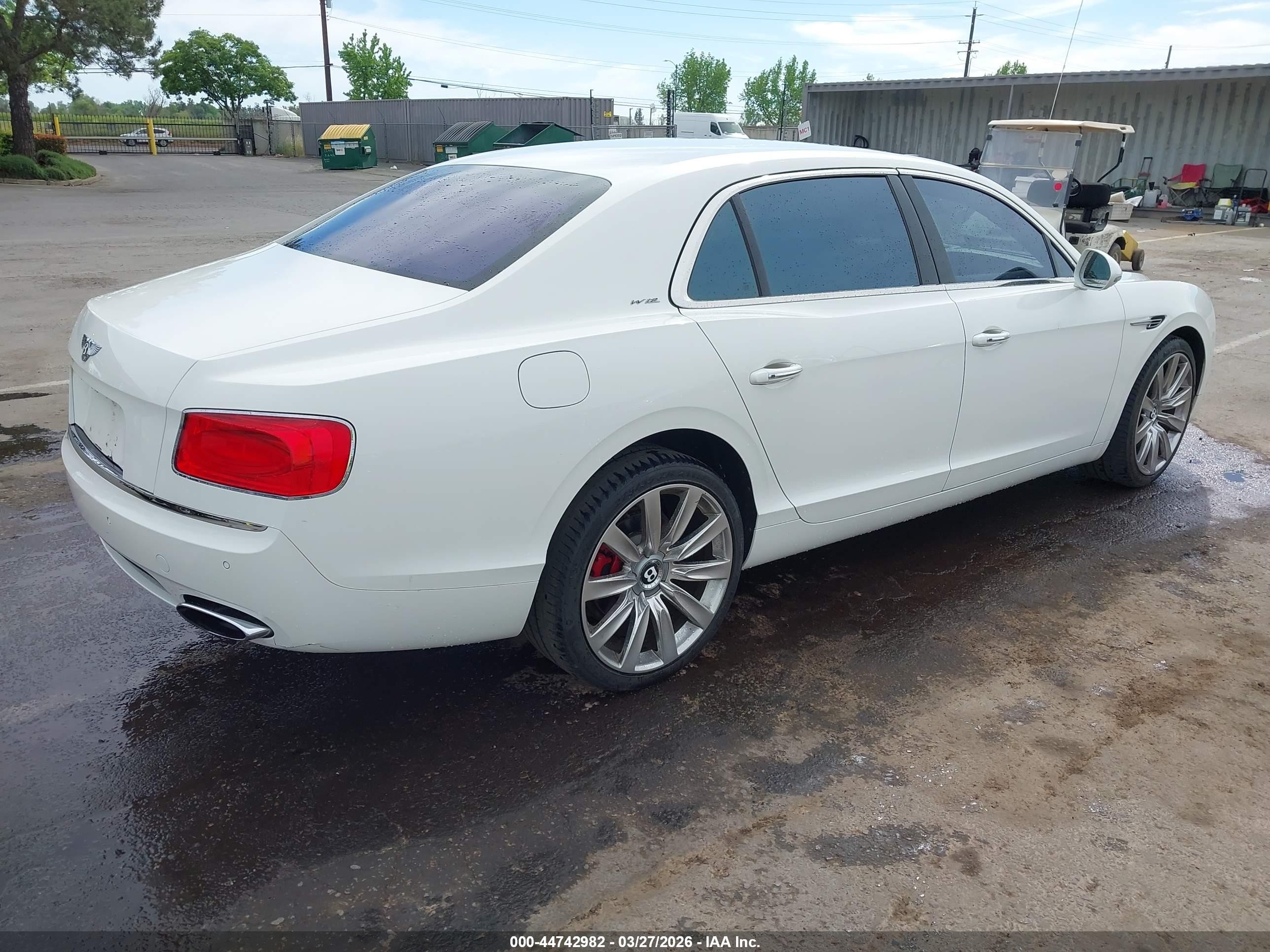 2015 Bentley Flying Spur W12 Белый vin: SCBEC9ZA9FC041217