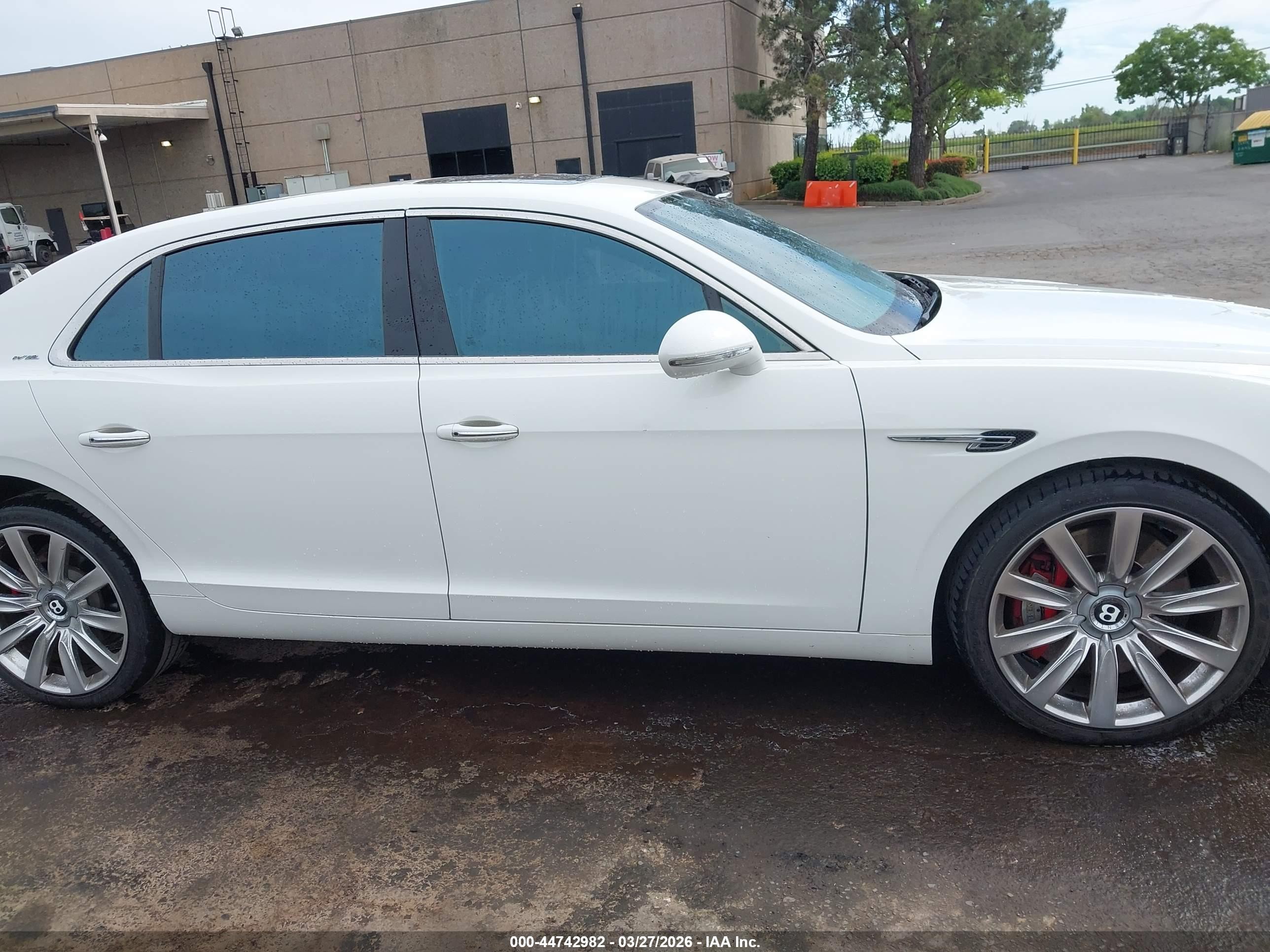 2015 Bentley Flying Spur W12 Белый vin: SCBEC9ZA9FC041217