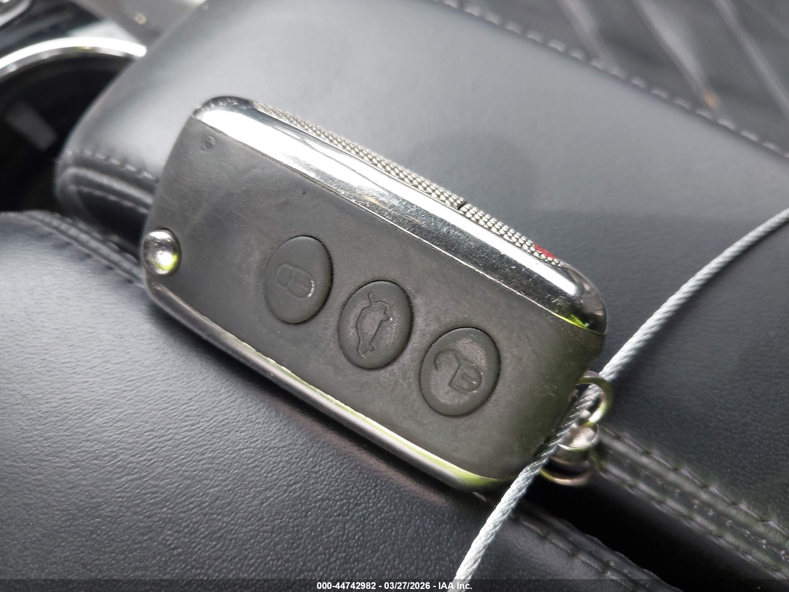 2015 Bentley Flying Spur W12 Белый vin: SCBEC9ZA9FC041217