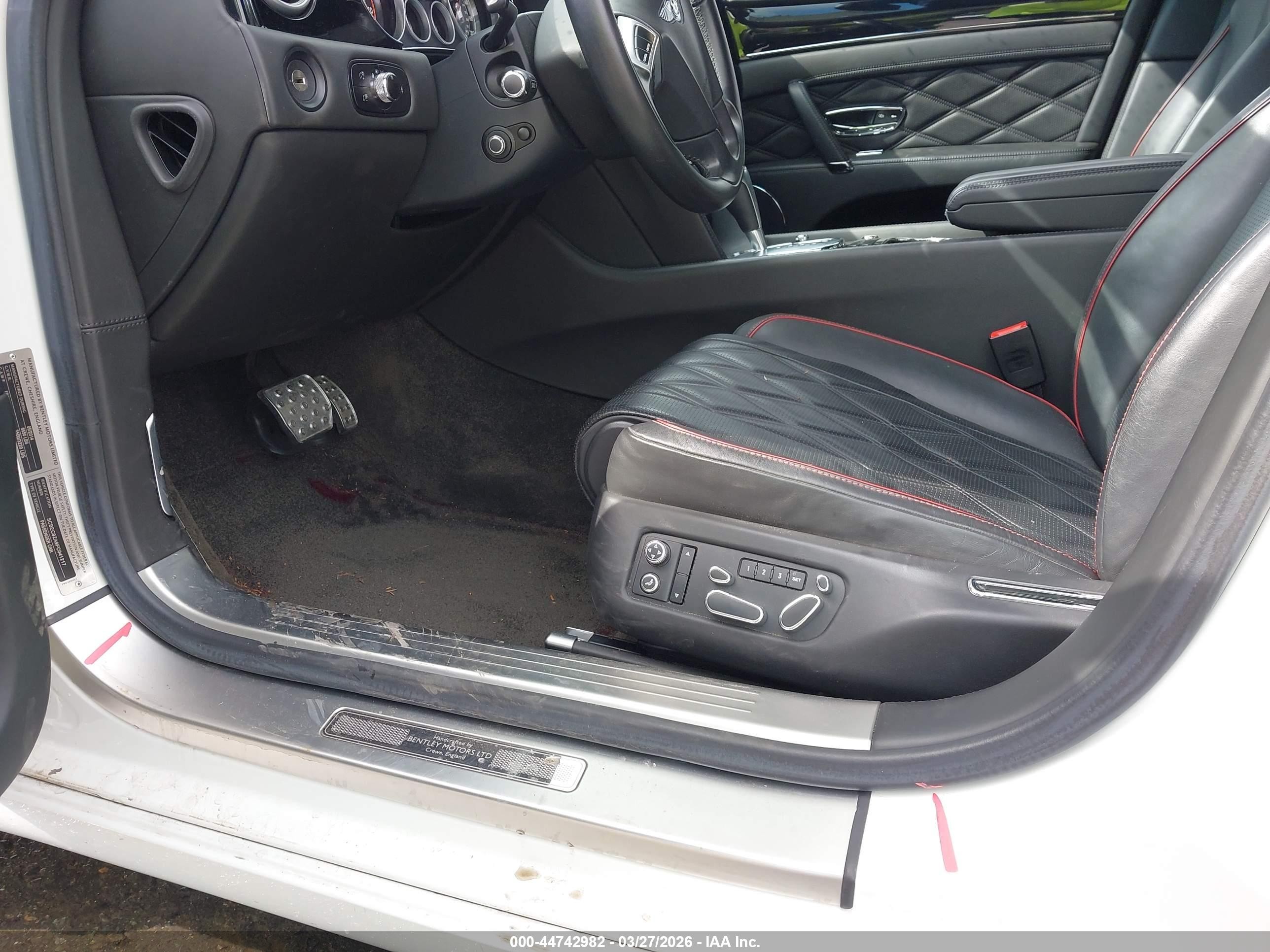 2015 Bentley Flying Spur W12 Белый vin: SCBEC9ZA9FC041217