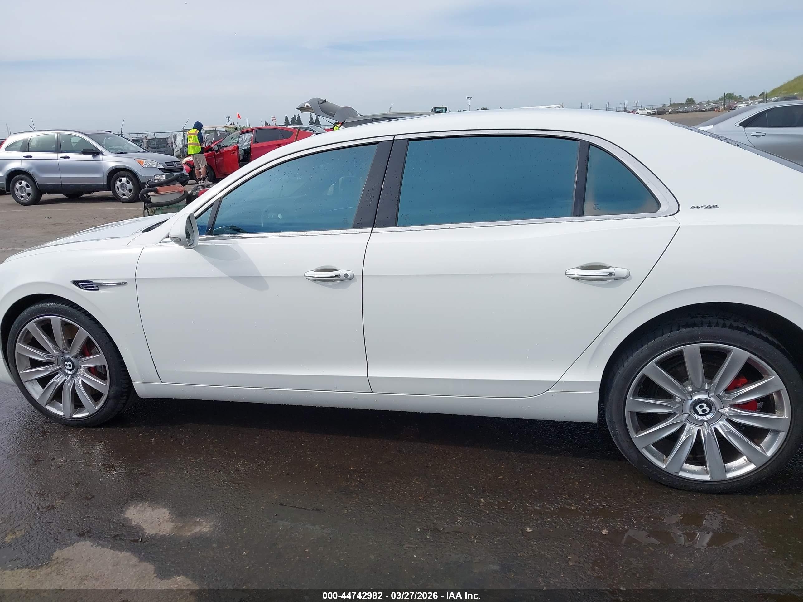 2015 Bentley Flying Spur W12 Белый vin: SCBEC9ZA9FC041217