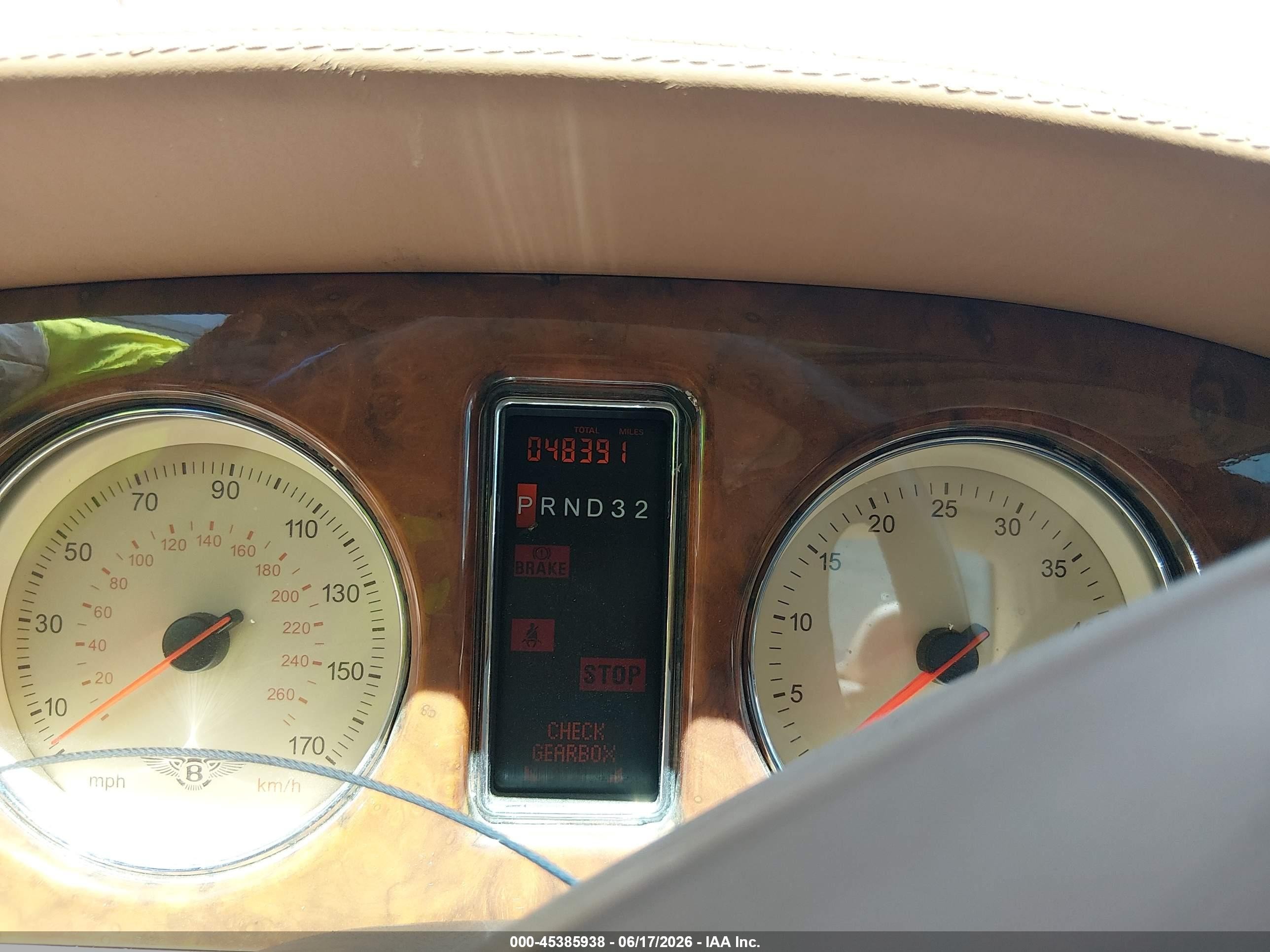 2000 Bentley Arnage   White vin: SCBLC31E3YCX04433