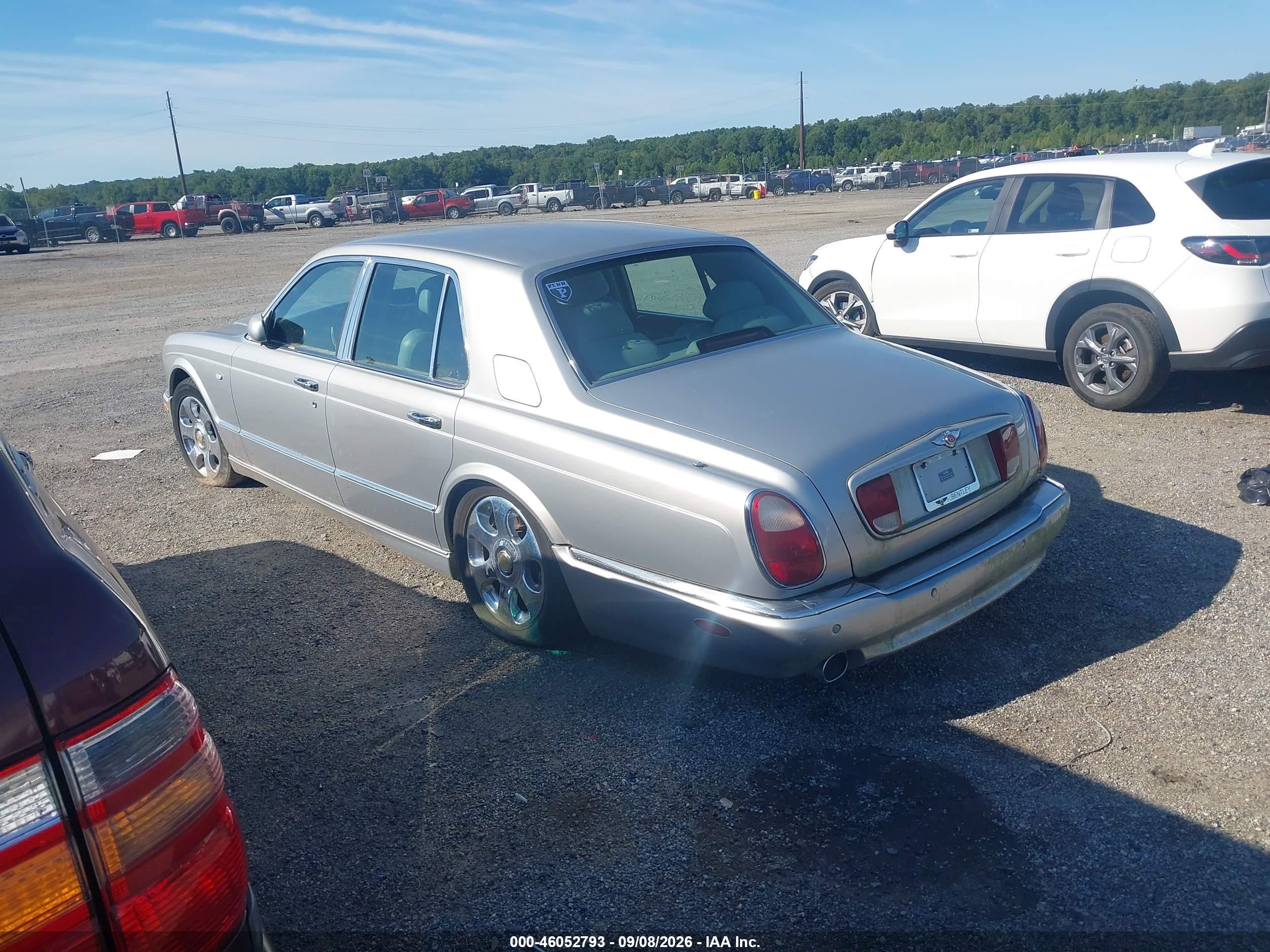 2000 Bentley Arnage   Silver vin: SCBLC31E9YCX04808