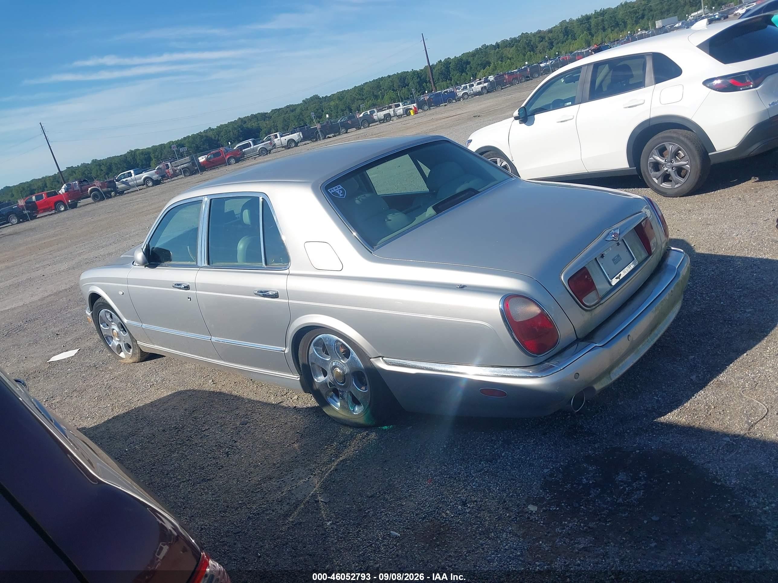 2000 Bentley Arnage   Silver vin: SCBLC31E9YCX04808