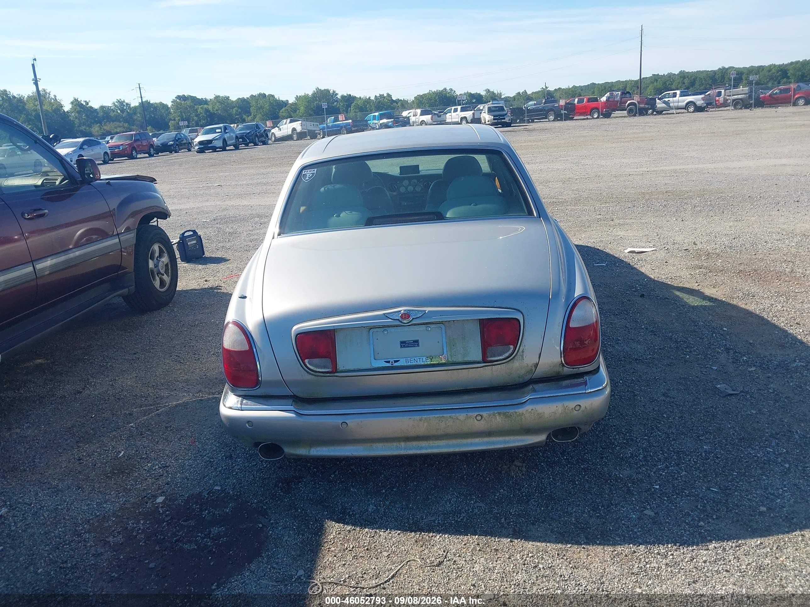 2000 Bentley Arnage   Silver vin: SCBLC31E9YCX04808