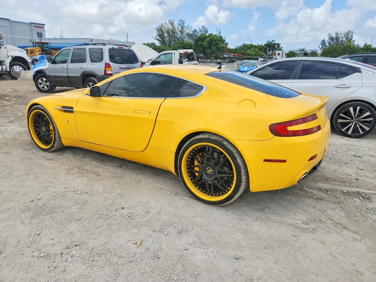 2007 Aston Martin V8 Vantage Желтый vin: SCFBB03B47GC04466