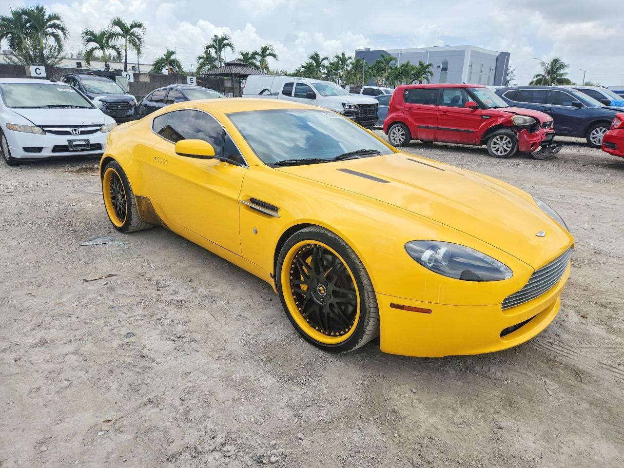 2007 Aston Martin V8 Vantage Желтый vin: SCFBB03B47GC04466
